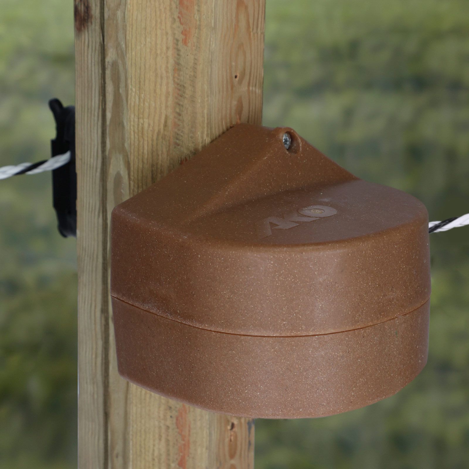 AKO Flexigate Premium Electric Gate Set 6 m green, sustainable bio-plastic housing, in use, insulator