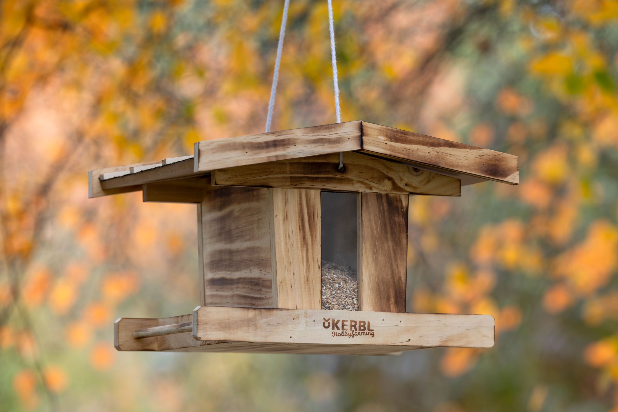holzfutterstelle, hängende fütterung, garten-deko, herbstfarben, holzmuster