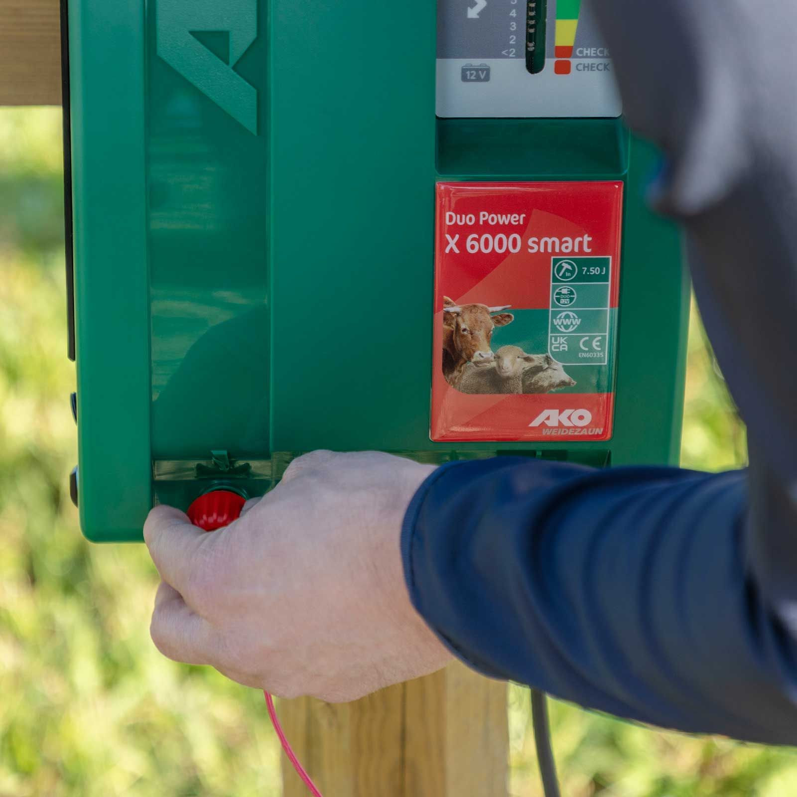 AKO Duo Power X6000 smart Weidezaungerät, 12V / 230V, 7,5 Joule, im Einsatz, Schalter