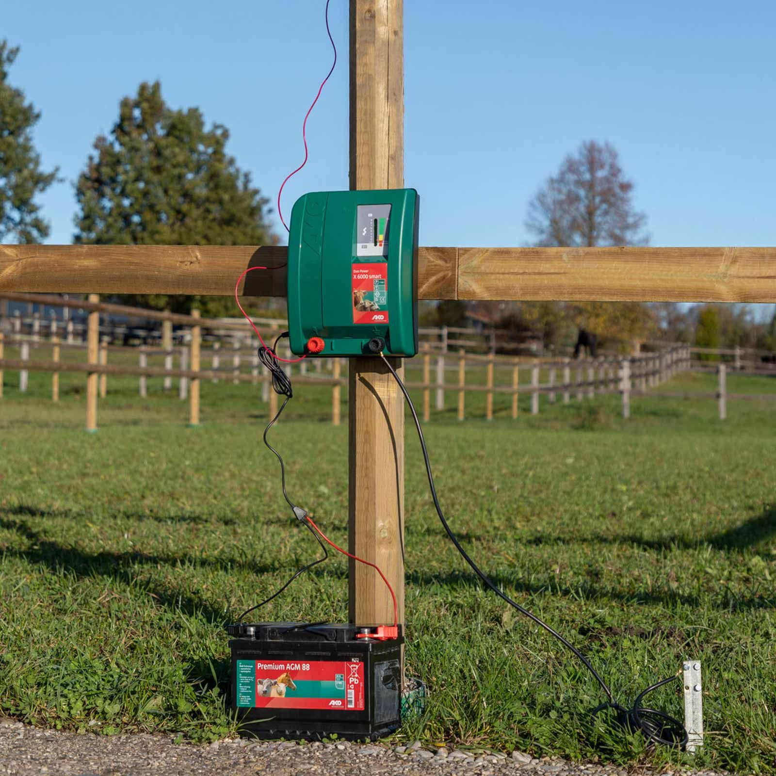 AKO Duo Power X6000 smart Weidezaungerät, 12V / 230V, 7,5 Joule, im Einsatz