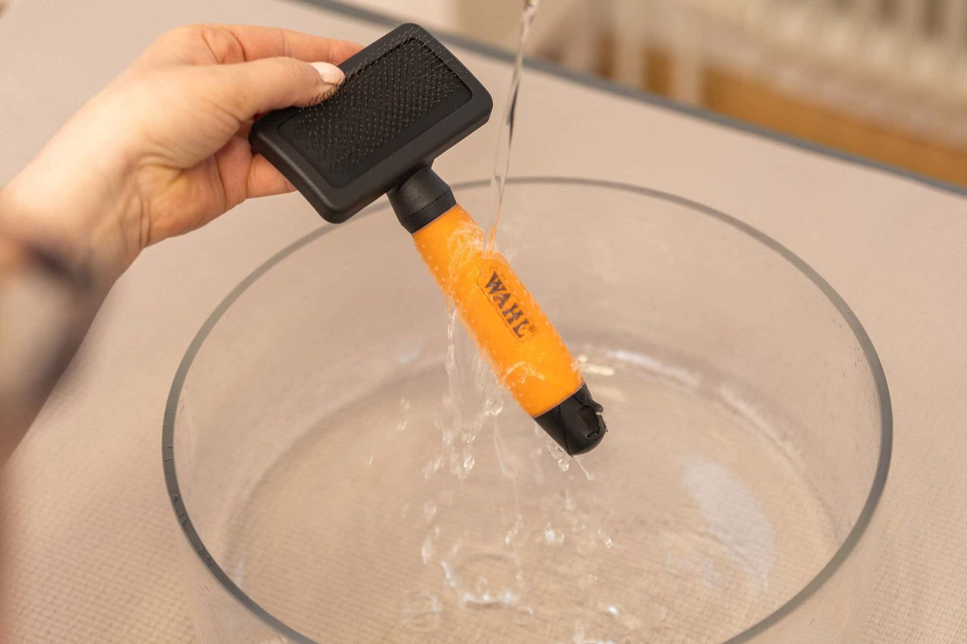 Wahl Brosse carde en nylon pour chiens, orange, soin doux, en utilisation