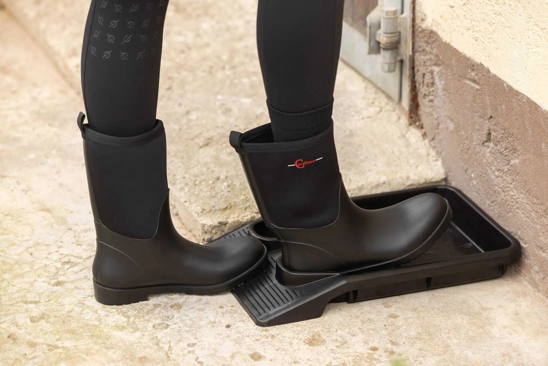 Kerbl Tavă Extensibilă pentru Pantofi/Cizme EasyOut, 1 Pereche, în utilizare