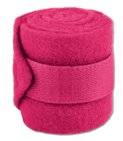 Fleece Bandage für Pferdebeine in pink, aufgerollt mit Klettverschluss