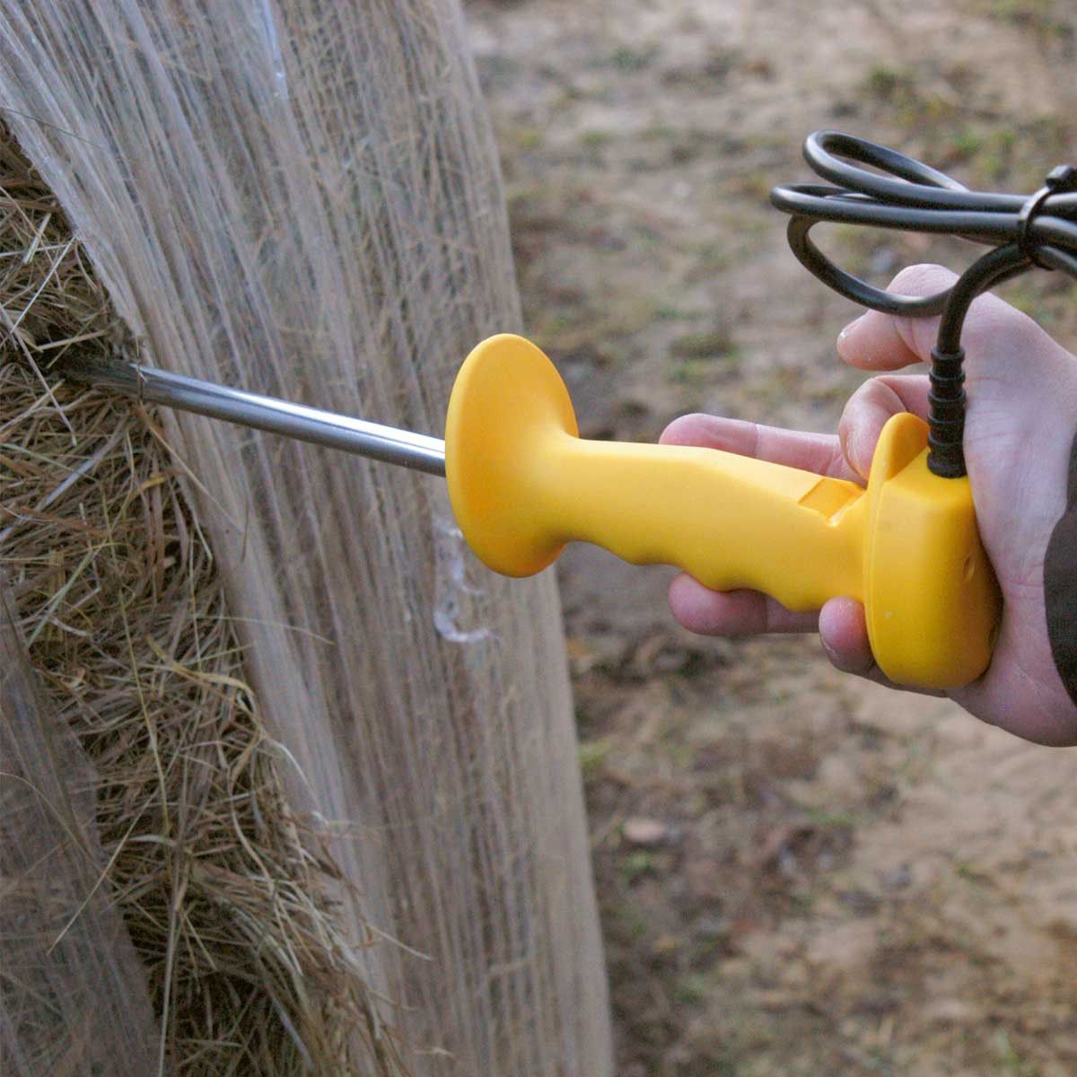 Feuchtemessgerät für Heu und Stroh 68 cm, használat közben, kézben