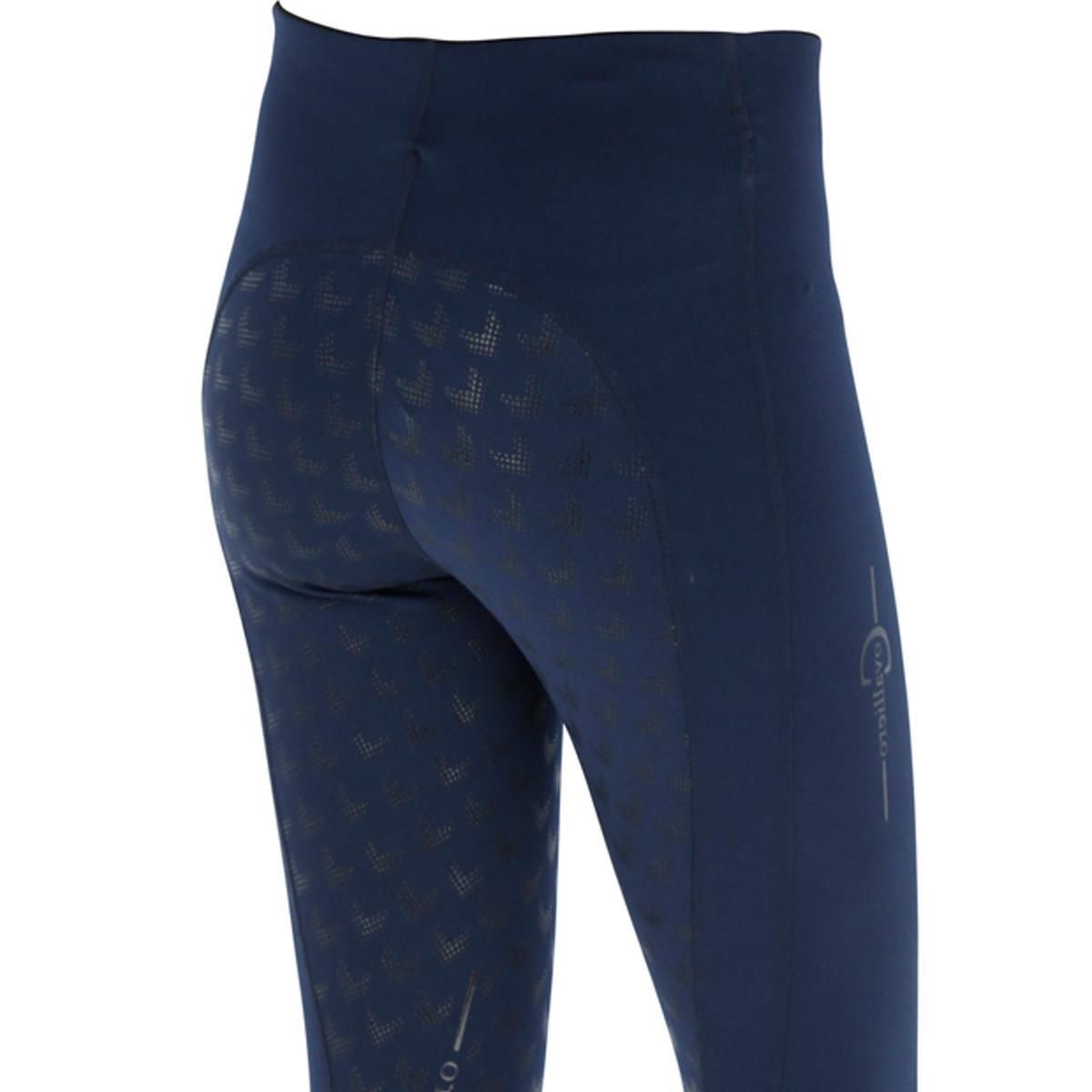 Nahaufnahme einer dunkelblauen Reithose mit vollem Grip-Besatz am Gesaess