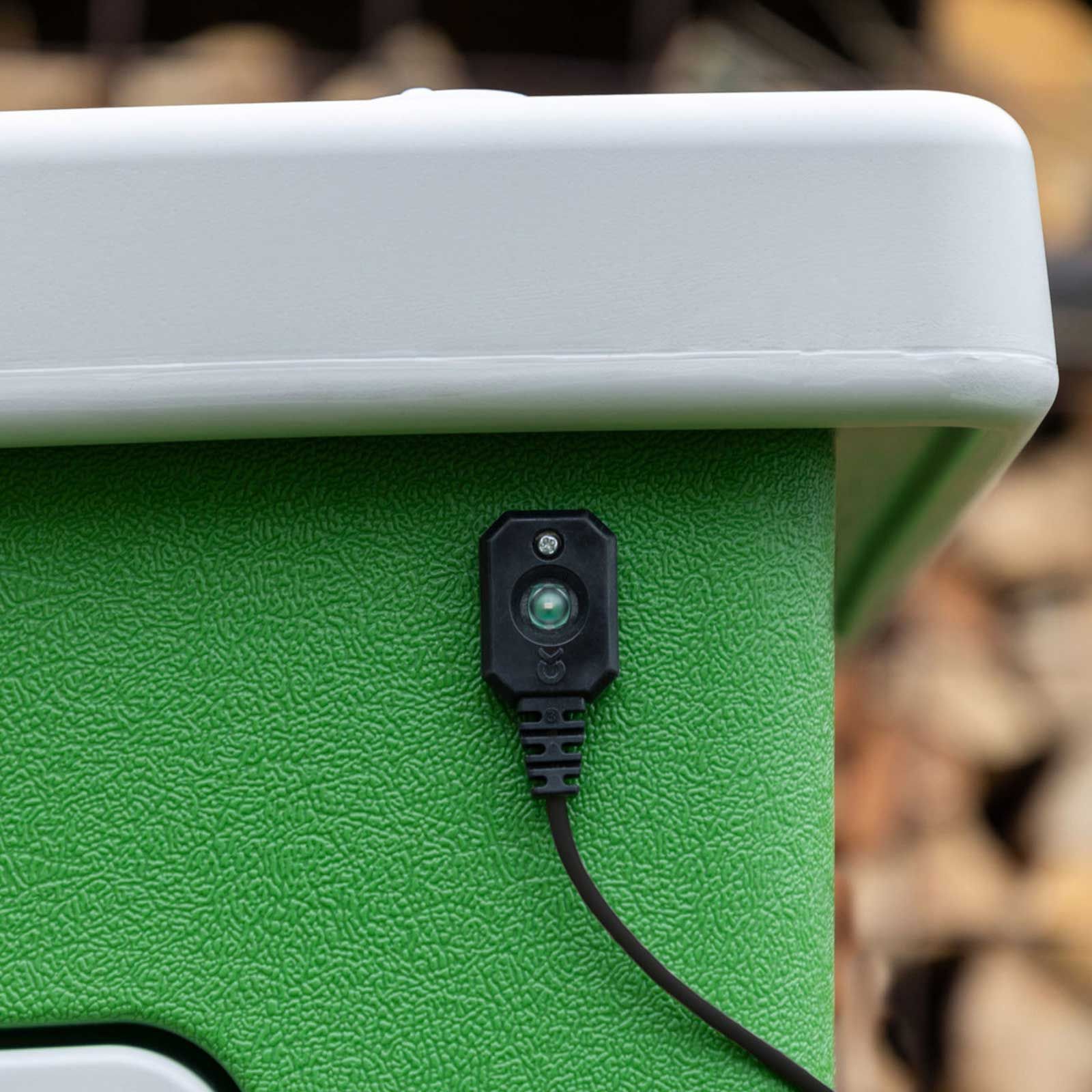 Feu de signalisation Kerbl SmartCoop, câble de 200 cm, en utilisation, à l'écurie
