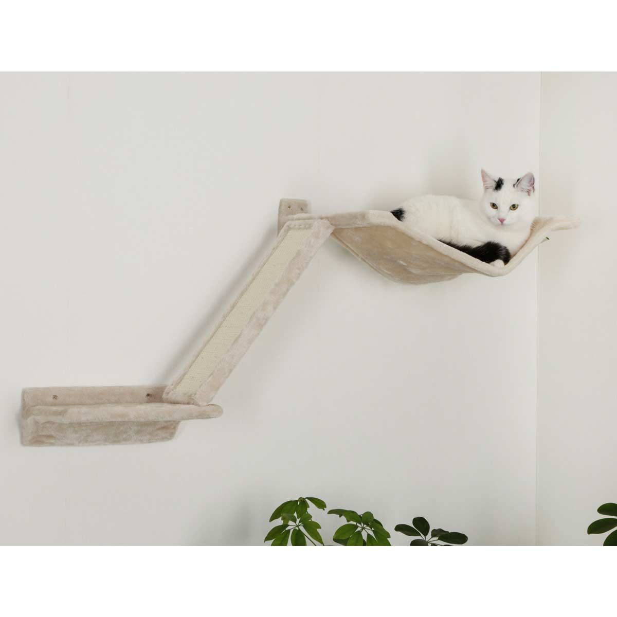 Kerbl Everest Kletterwand für Katzen, 9-teilig, mit Höhle, im Einsatz