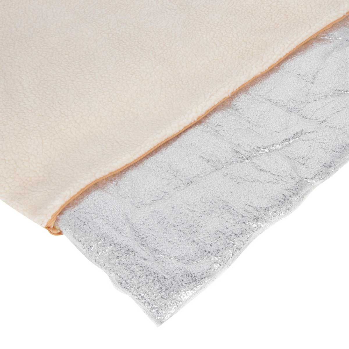 Kerbl THEO Self-Warming Pet Cushion, Thermo Fleece, detail view, seam