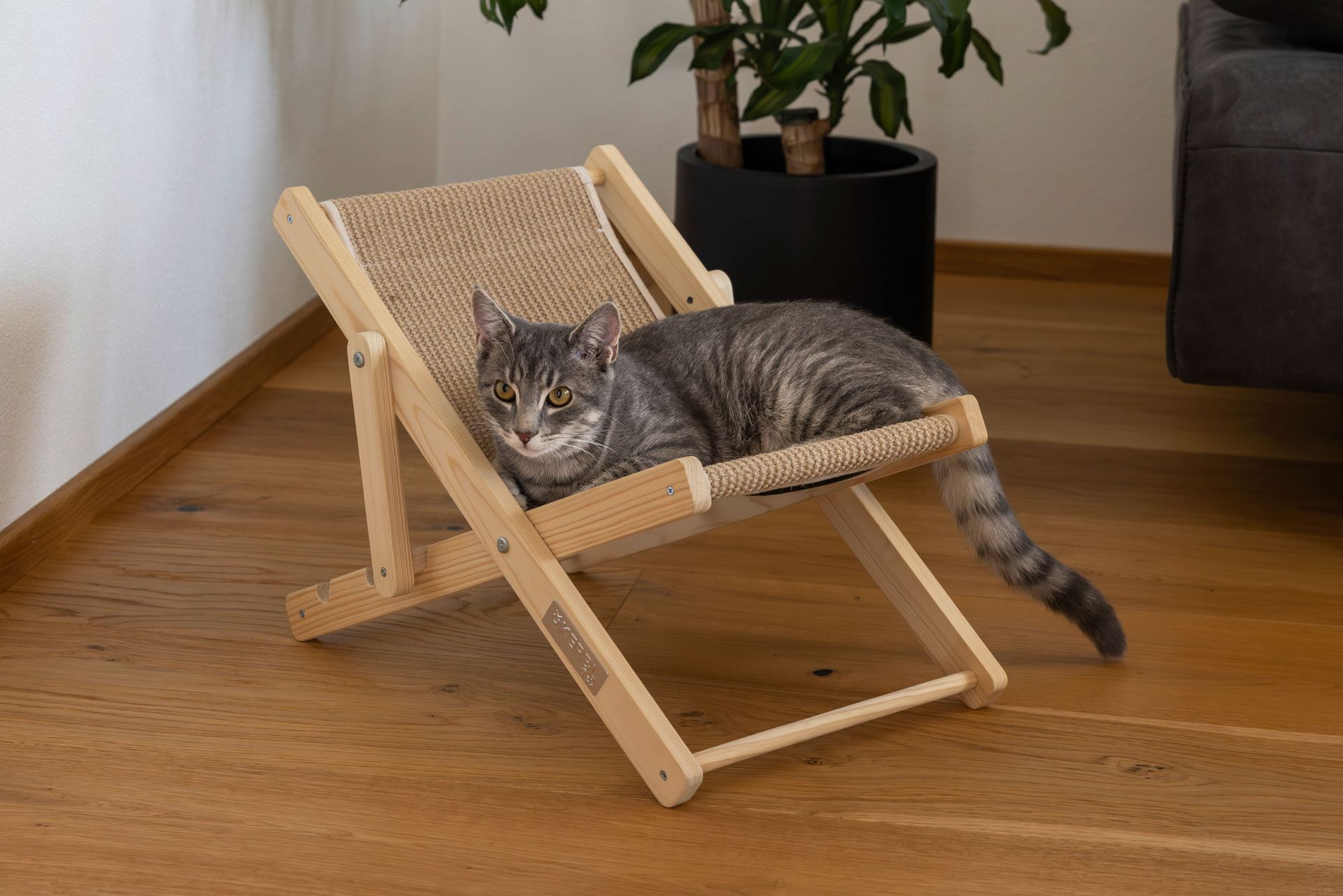 Kerbl Beach transat pour chat en sisal, hauteur réglable, marron, en utilisation