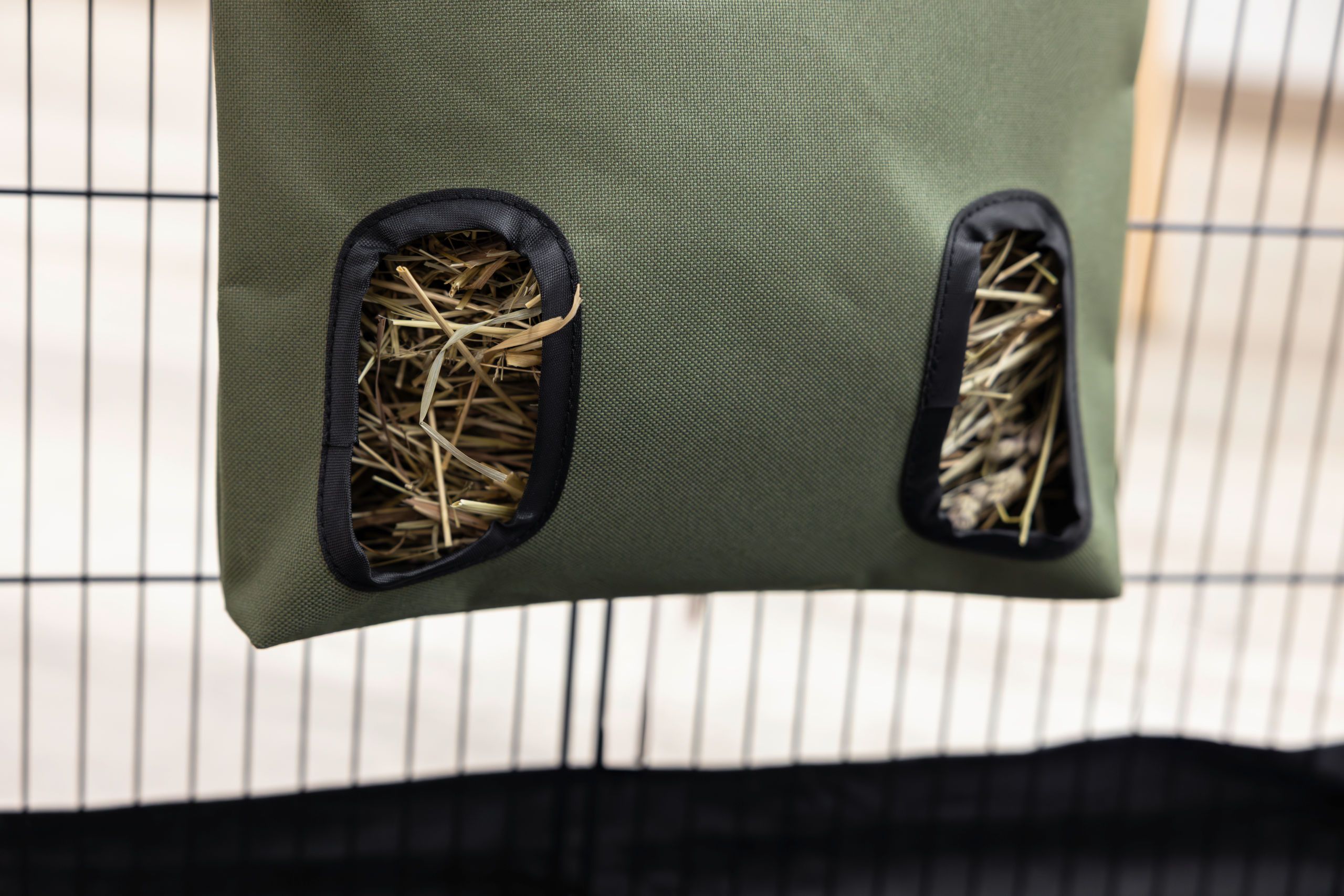 Kerbl Heutasche für Kaninchen und Kleintiere, olive, im Einsatz