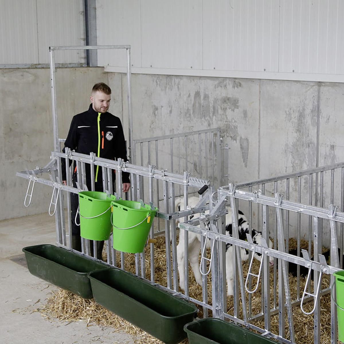 Panneau grillagé modulaire Kerbl pour parc à veaux, en utilisation, à l'écurie