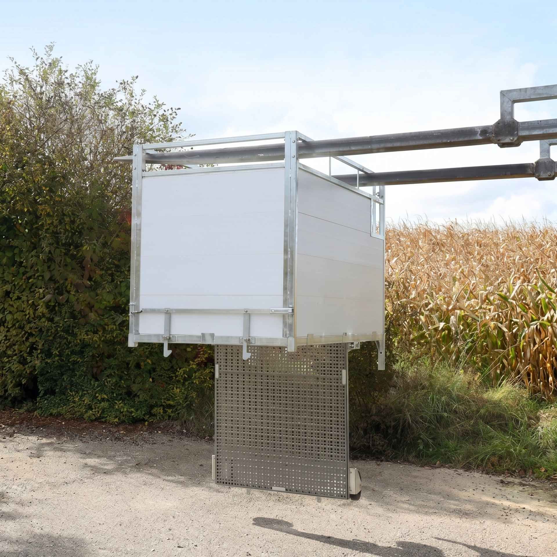 metallischer trailer, Getreidesilo, landwirtschaftliche Ausrüstung, Transportbehälter, perforiertes Panel, Metallkonstruktion, Ausrüstungseinschlag, an Trailer montiert, perforierte Platte, industrieller Rahmen