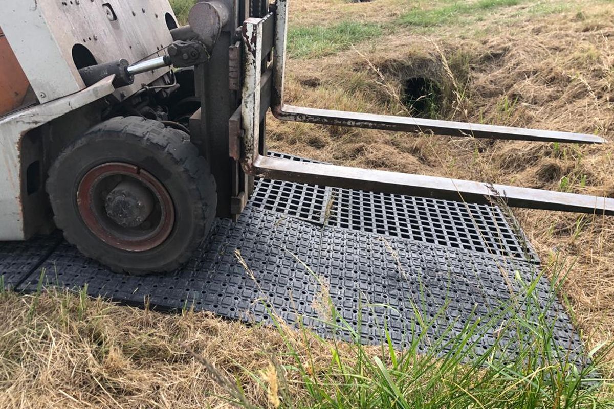 Paddock mat UNIVERSAL 112 x 79 x 4 cm, application example