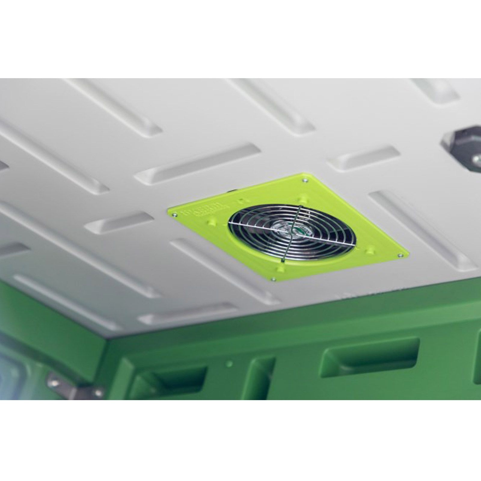 Kerbl SmartCoop Stallentlüftung, drückend, 120 m³/h, im Einsatz, im Stall