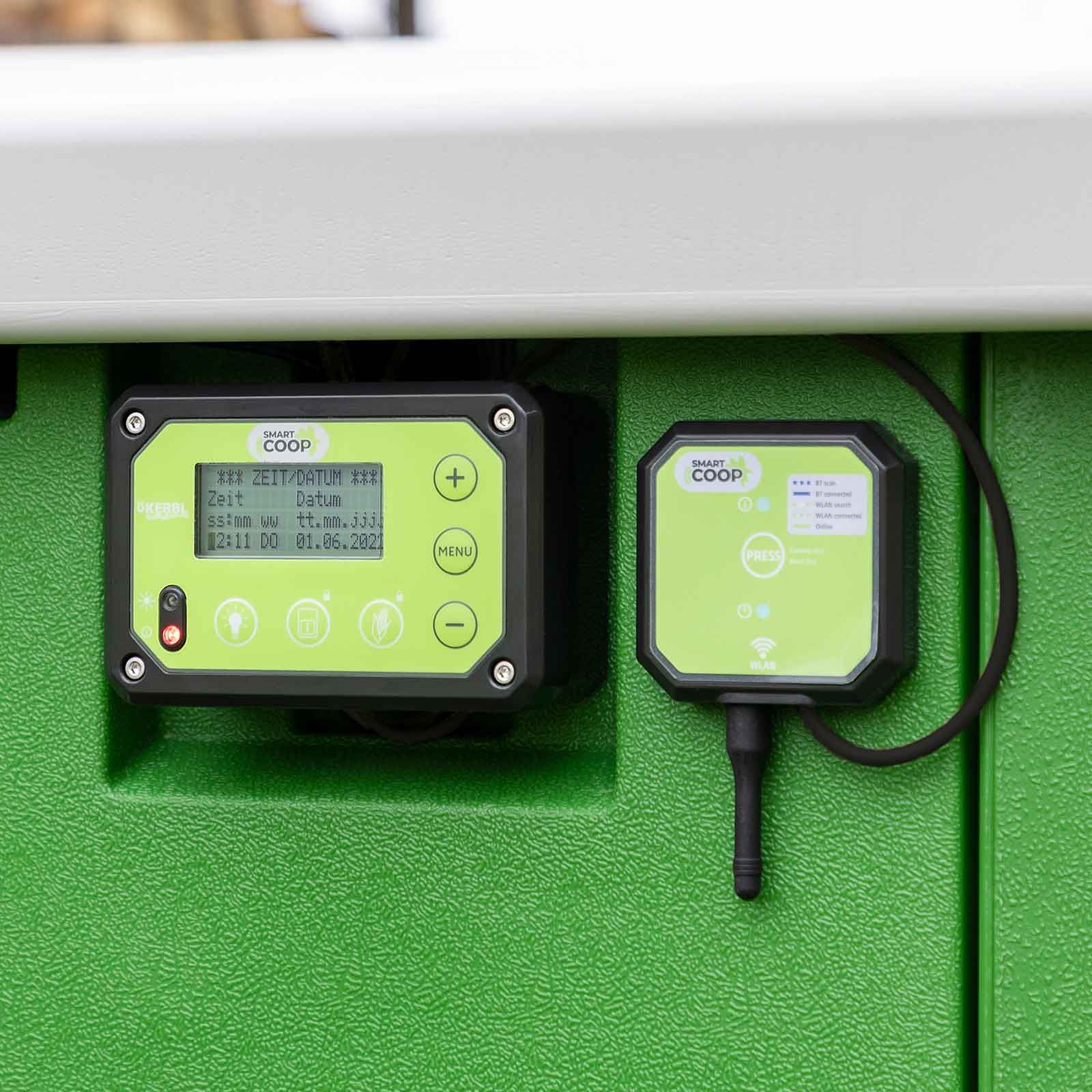 Commande électronique avec écran et module radio séparé sur la porte verte du poulailler