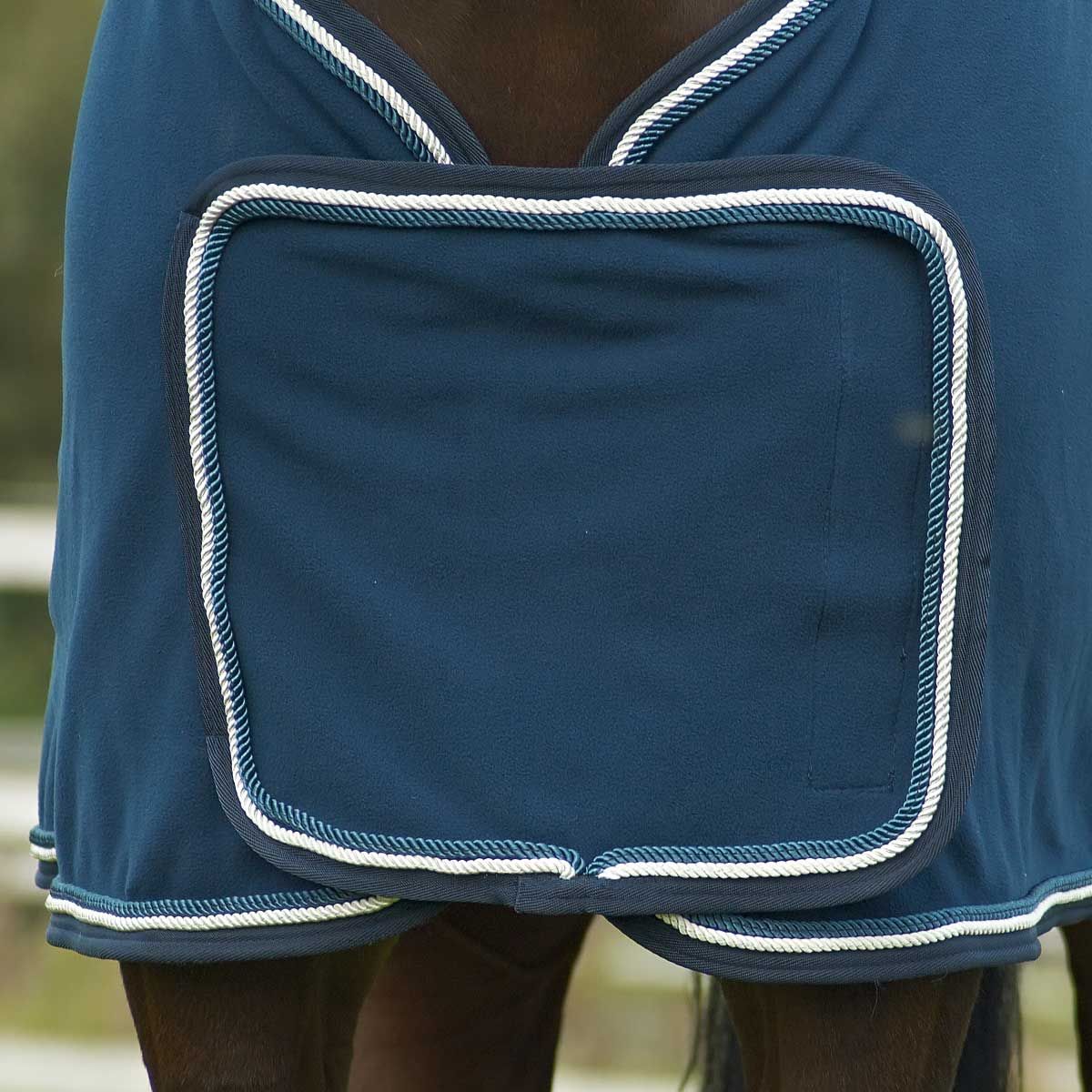 BUSSE PARADE svettäcke, hästtäcke i fleece med dubbelsnodd, detaljbild, överdrag