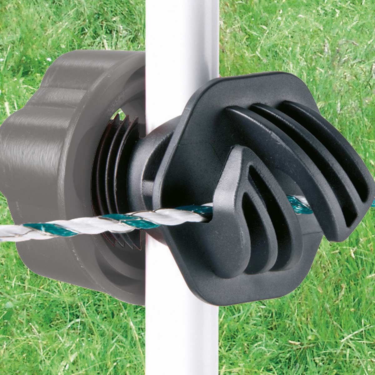 AKO Isolateur à visser Vario Plus pour fils, câbles & rubans, 10 pièces, en utilisation, isolateur