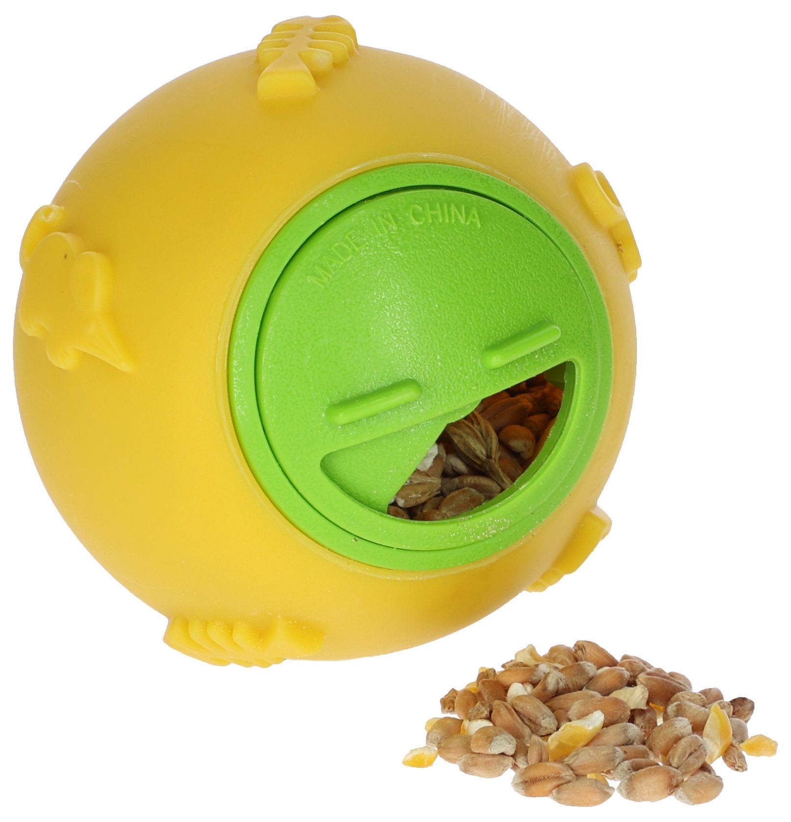 Snackball per galline Kerbl 7,5 cm giallo, apertura regolabile, esempio di applicazione