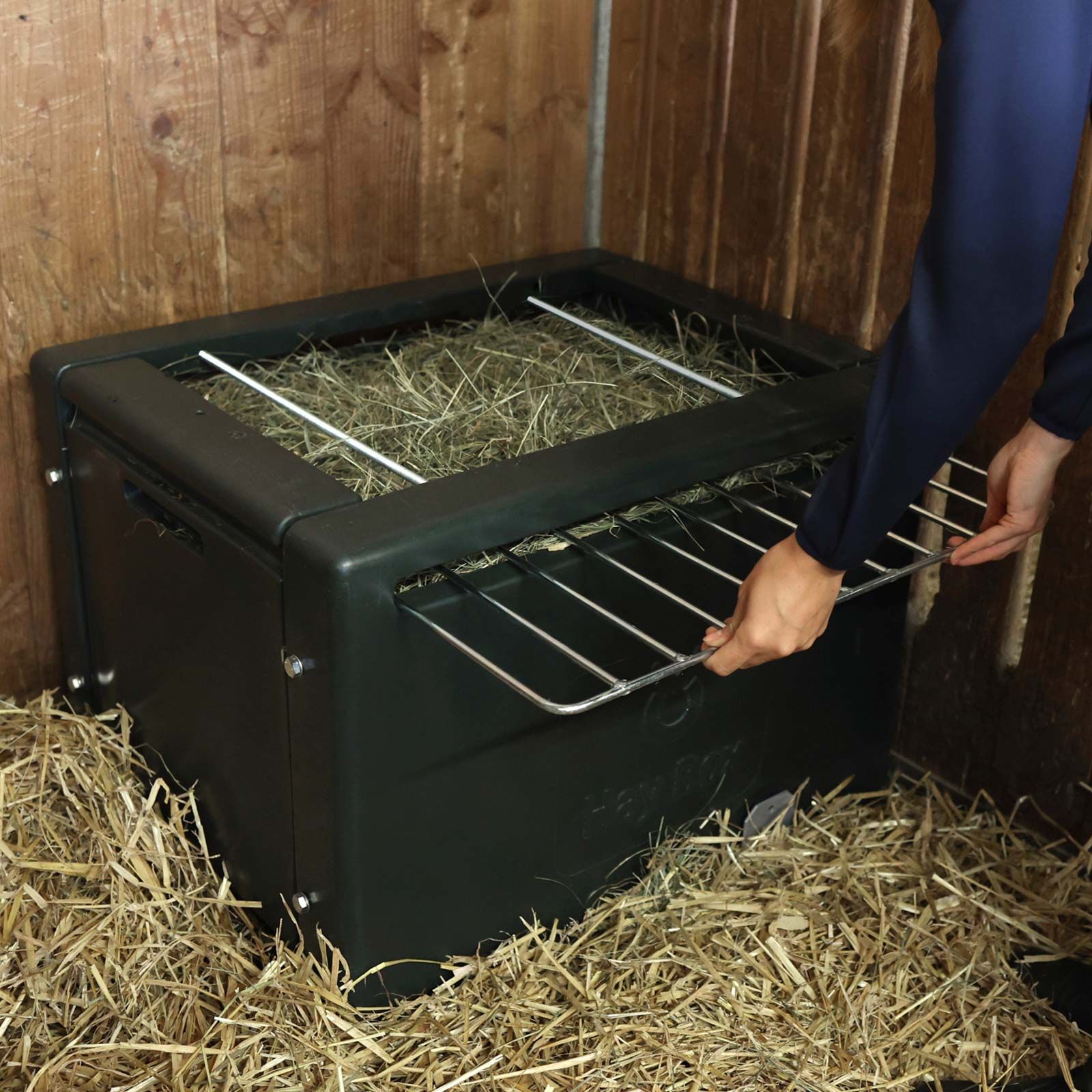 Kerbl Zubehör für Futterraufe HayBox, Boden- & Wandmontage, im Einsatz