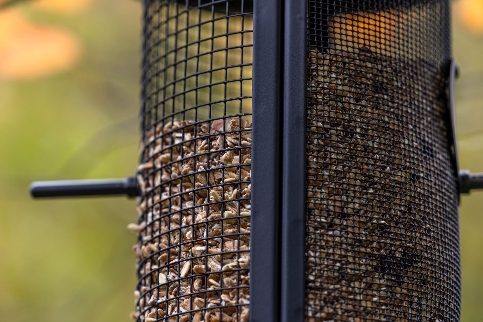 Kerbl Arzberg Bird Feeder, Metal, 2.3 L, 2 Feeding Silos, detail view, material