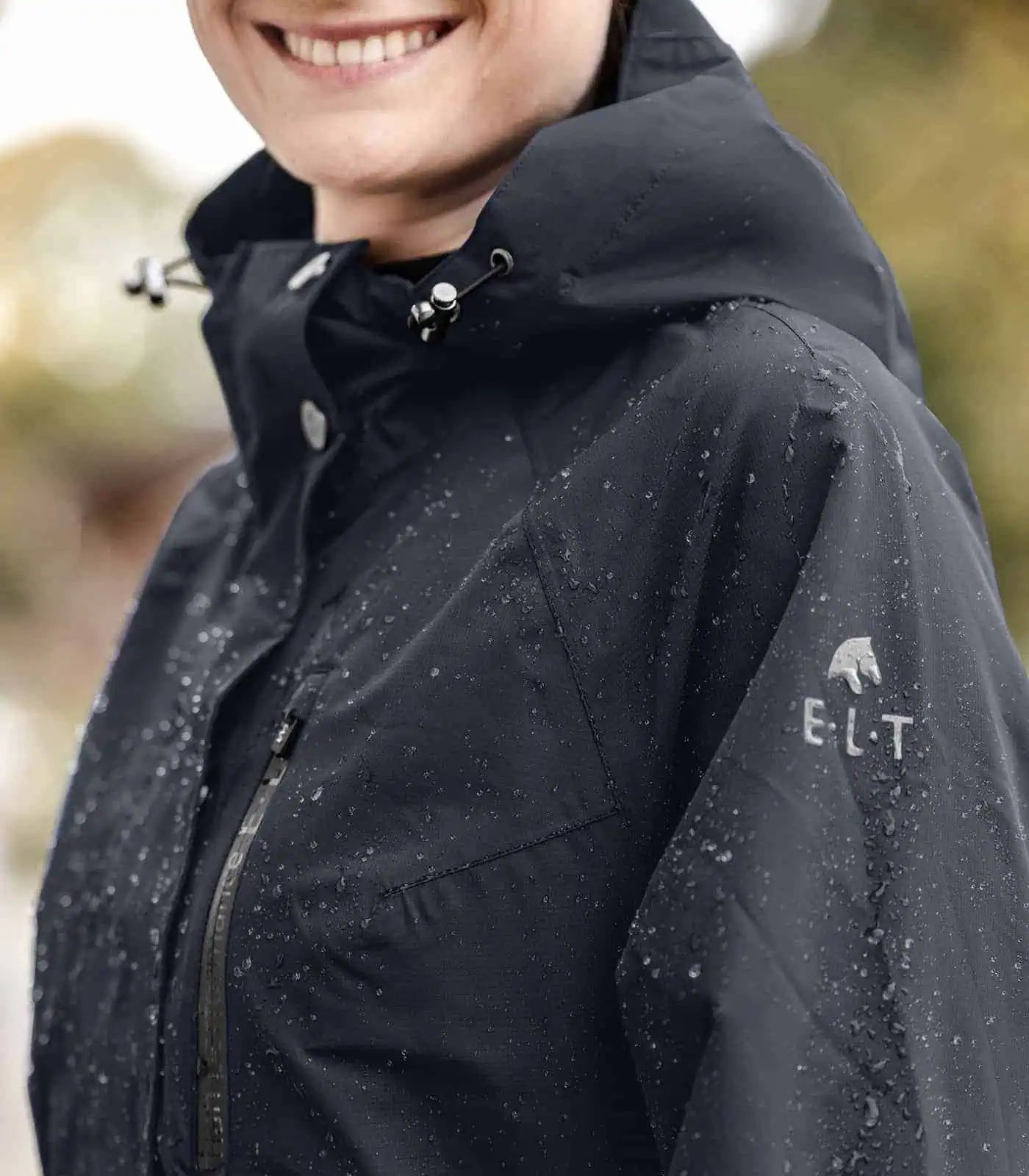 ELT Performance Regnrock Fehmarn, ridjacka vattentät, detaljbild, logotyp