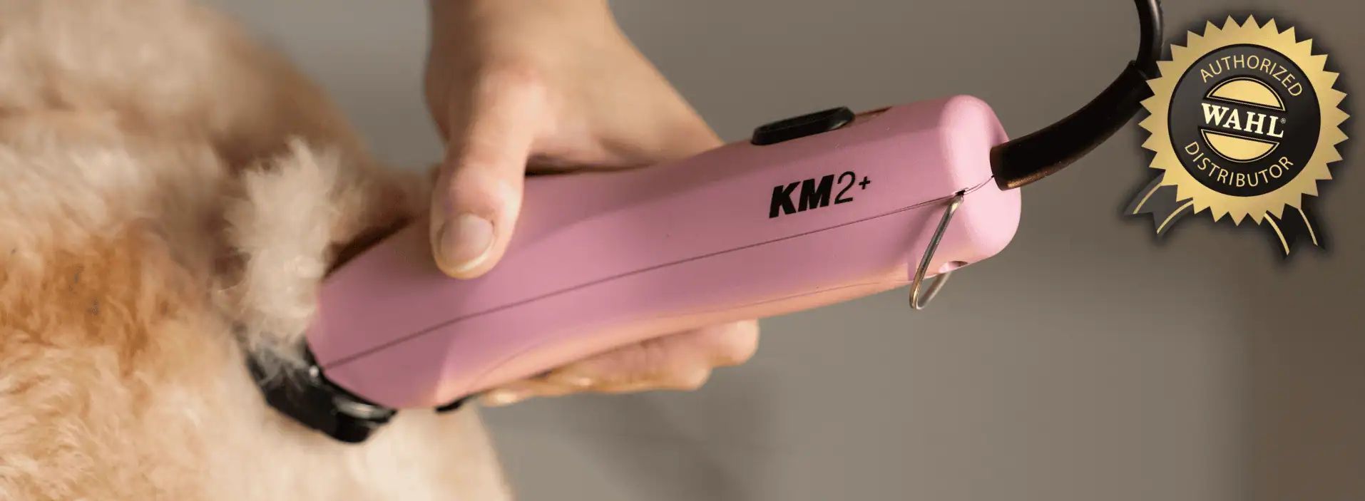Rosa Schermaschine KM2 Plus mit Wahl Autorisiert Siegel wird an Hundefell angesetzt