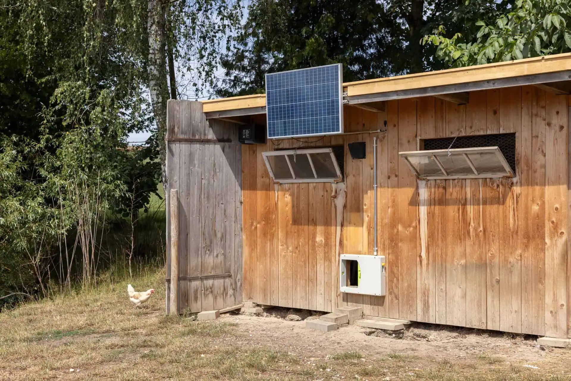 Kerbl Solarpanel 100W mit Laderegler für Stall & Weidezaun, im Einsatz, im Stall