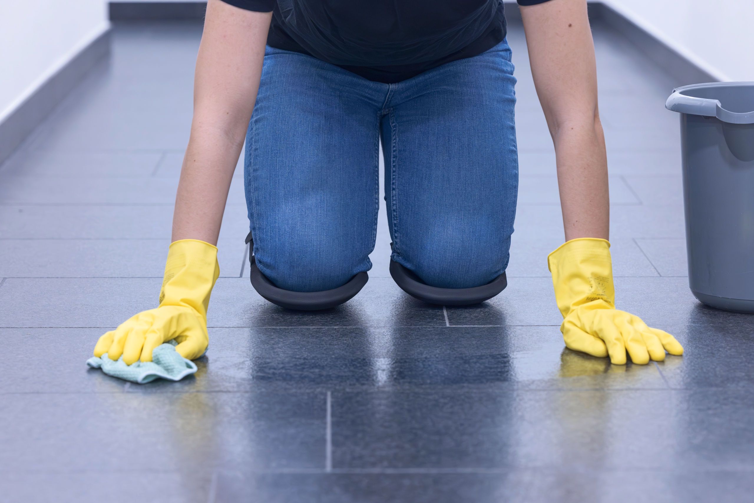 knien, handschuhe, gelbe handschuhe, putzen, handschuhe