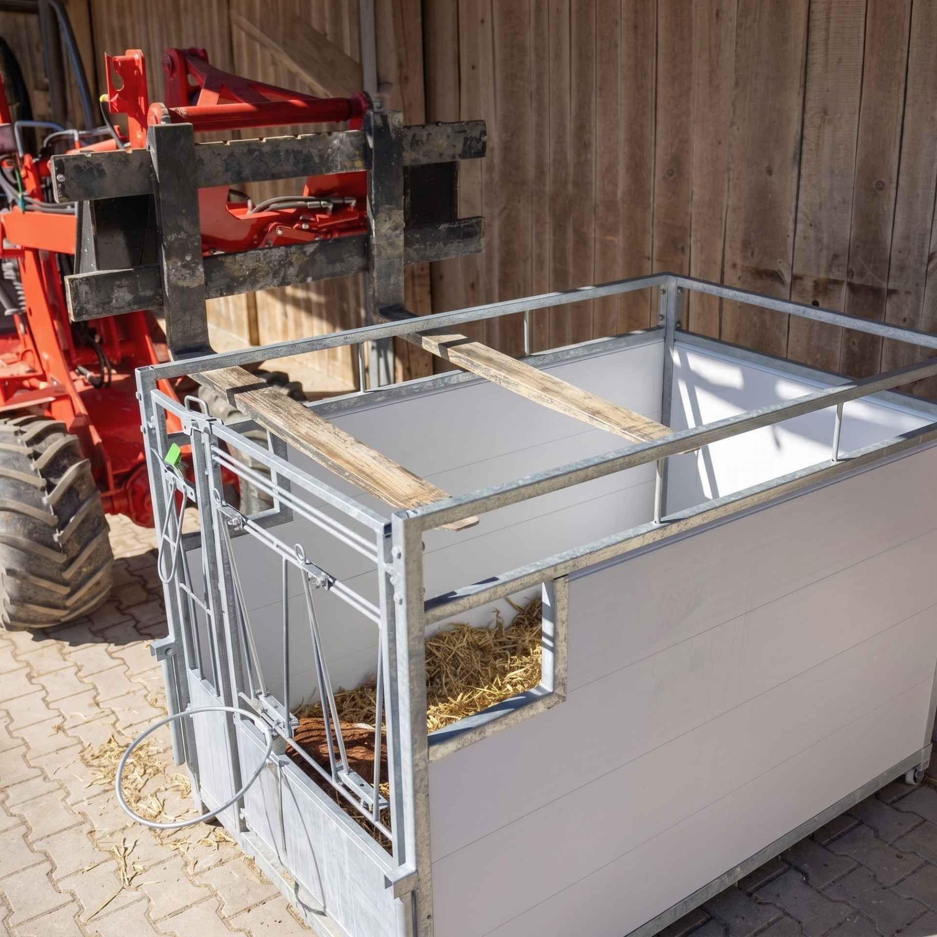  Viehtransporter, Metallrahmen, Heu innen, Holzplanken, Landwirtschaftliche Ausrüstung