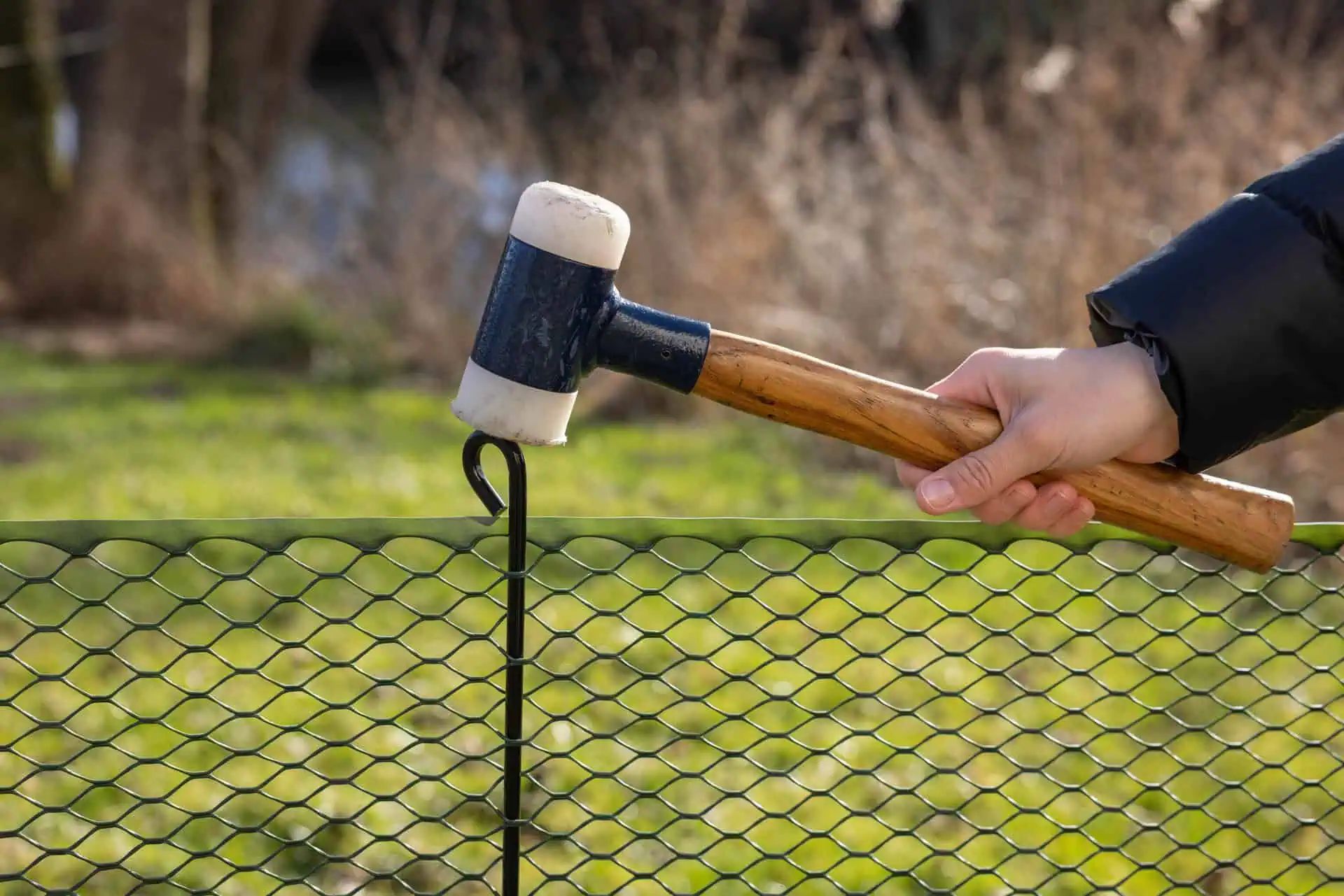 Kerbl Geflügelnetz MultiFence 90 cm x 25 m, mobil, mit Erdankern, im Einsatz, Pfahl