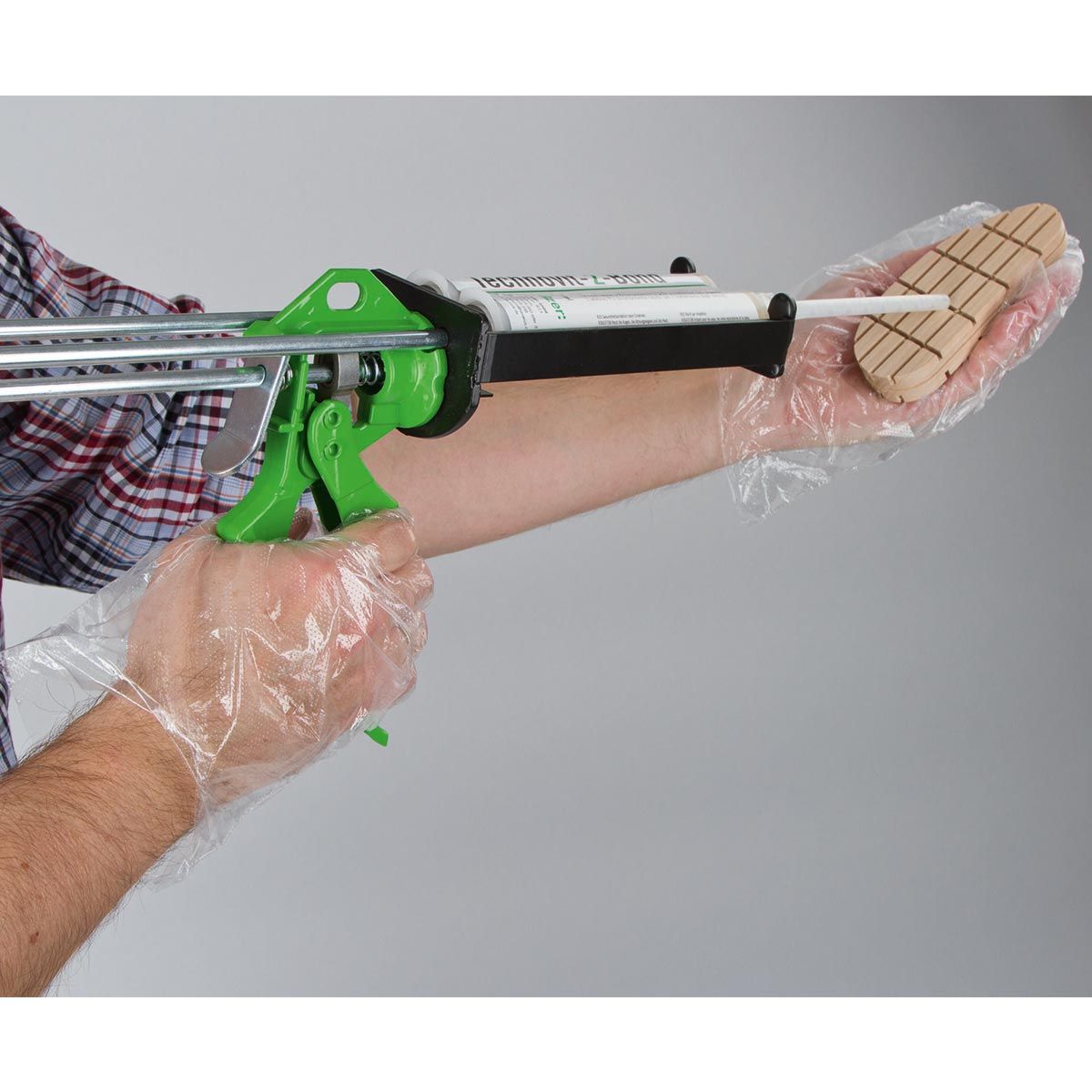Gants jetables en PE, 20 pcs., en utilisation, dans la main