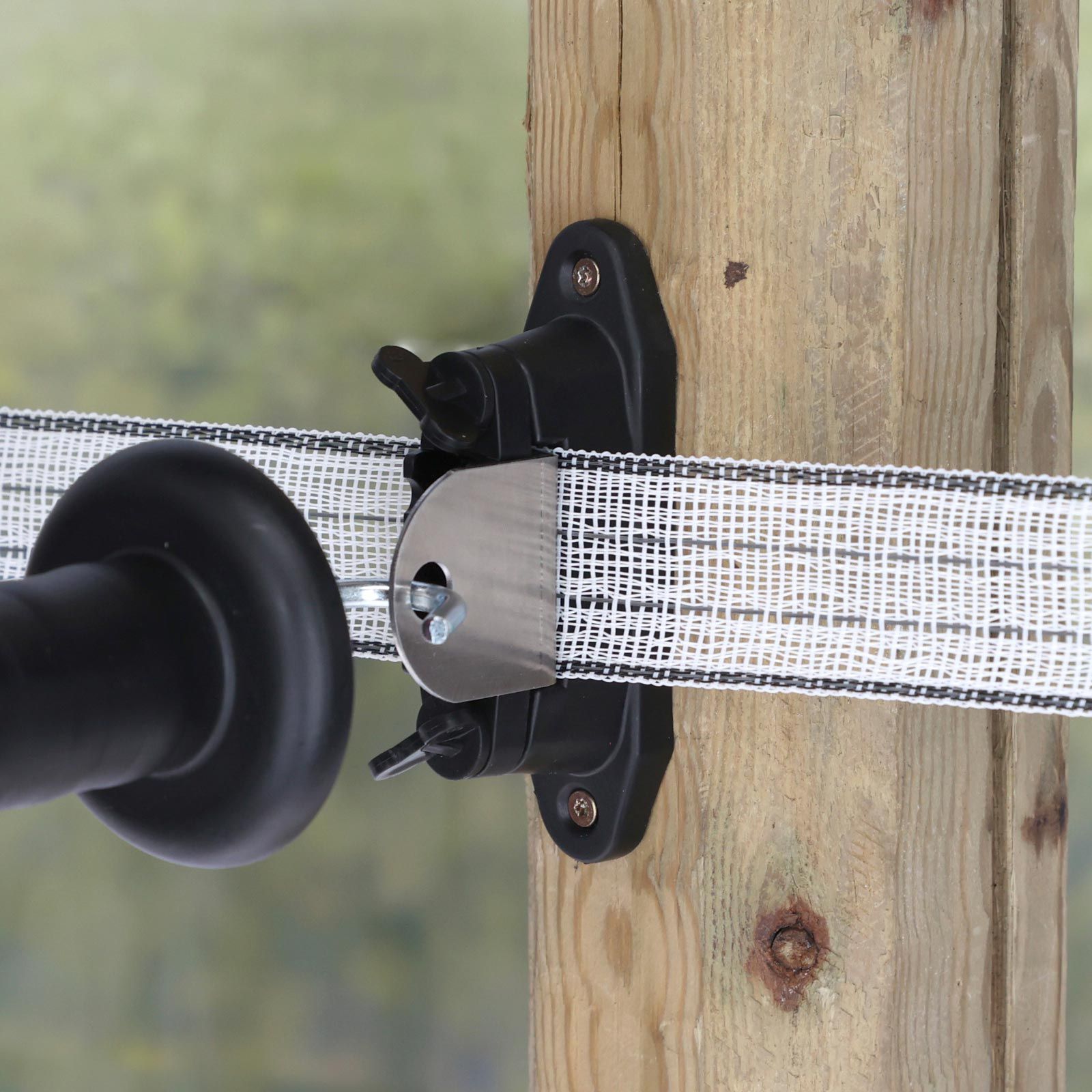 AKO Combi Isolator Profi, 3-pack för Hörn & T-korsningar, i användning, fäste