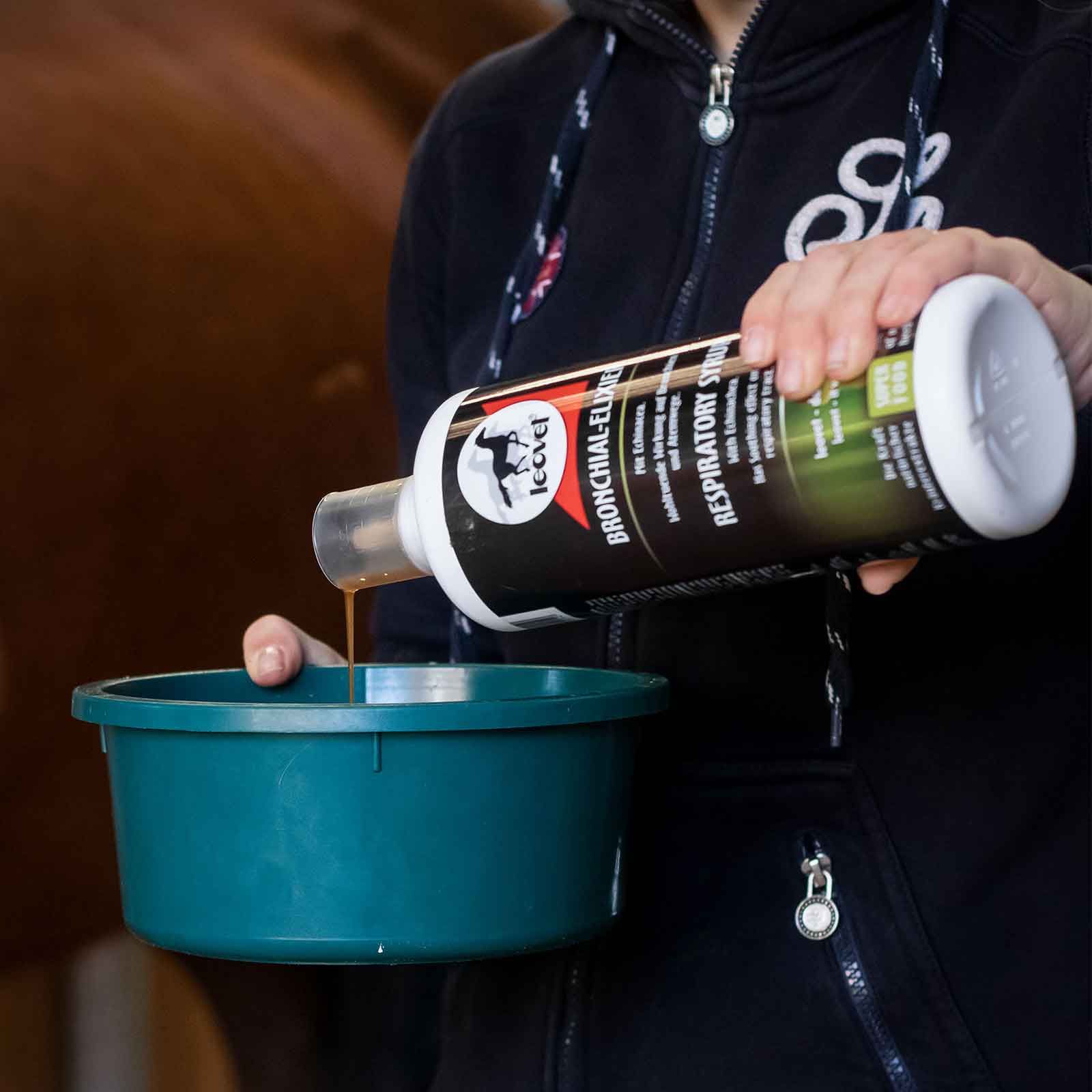 leovet Bronchial Elixír Echinaceával, 1 L Lótakarmány, használat közben, kézben