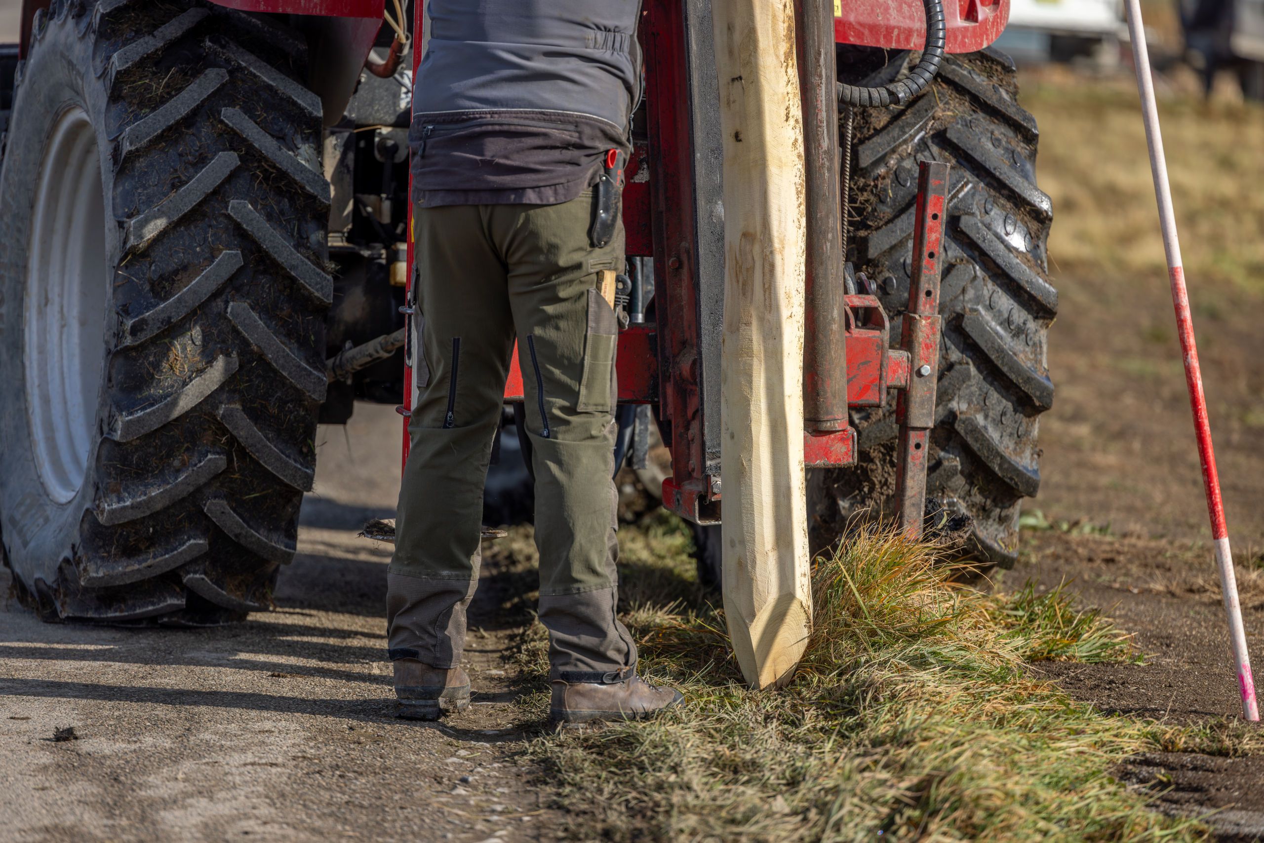 Traktor, Traktorreifen, Bauer, Stiefel, Betonbarriere