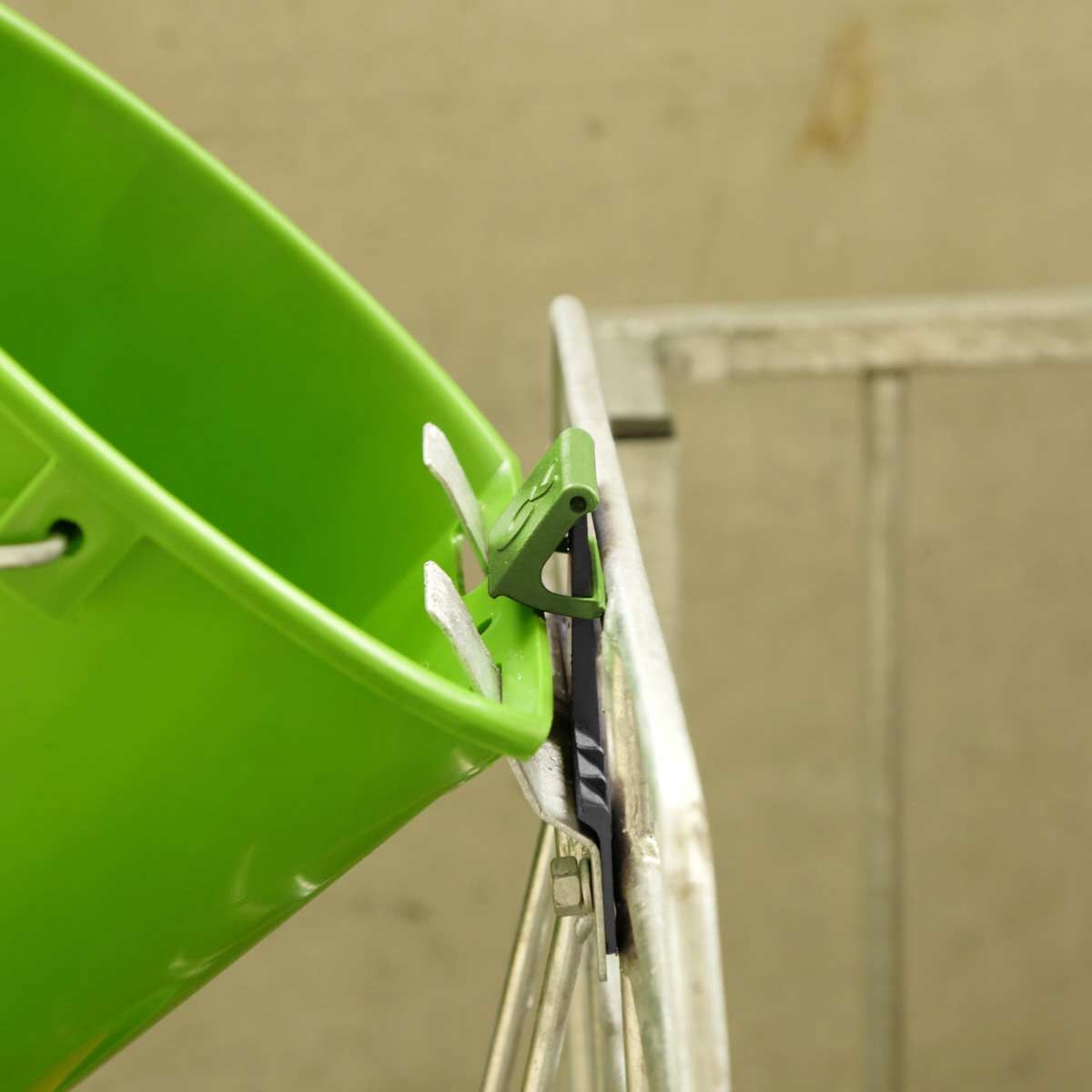 Kerbl Auswurfsicherung Bucket Guard nachrüstbar, 3 Stück, Detailansicht, Halterung