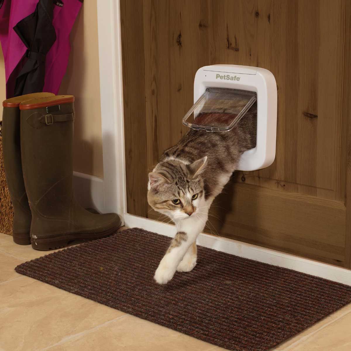 PetSafe PETPORTE Microchip Katzenklappe mit 4-Wege-Verriegelung, im Einsatz
