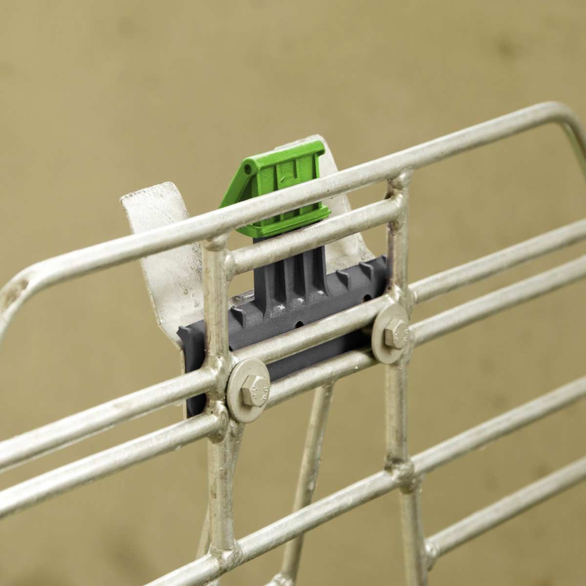 Kerbl Auswurfsicherung Bucket Guard nachrüstbar, 3 Stück, Detailansicht, Klemme