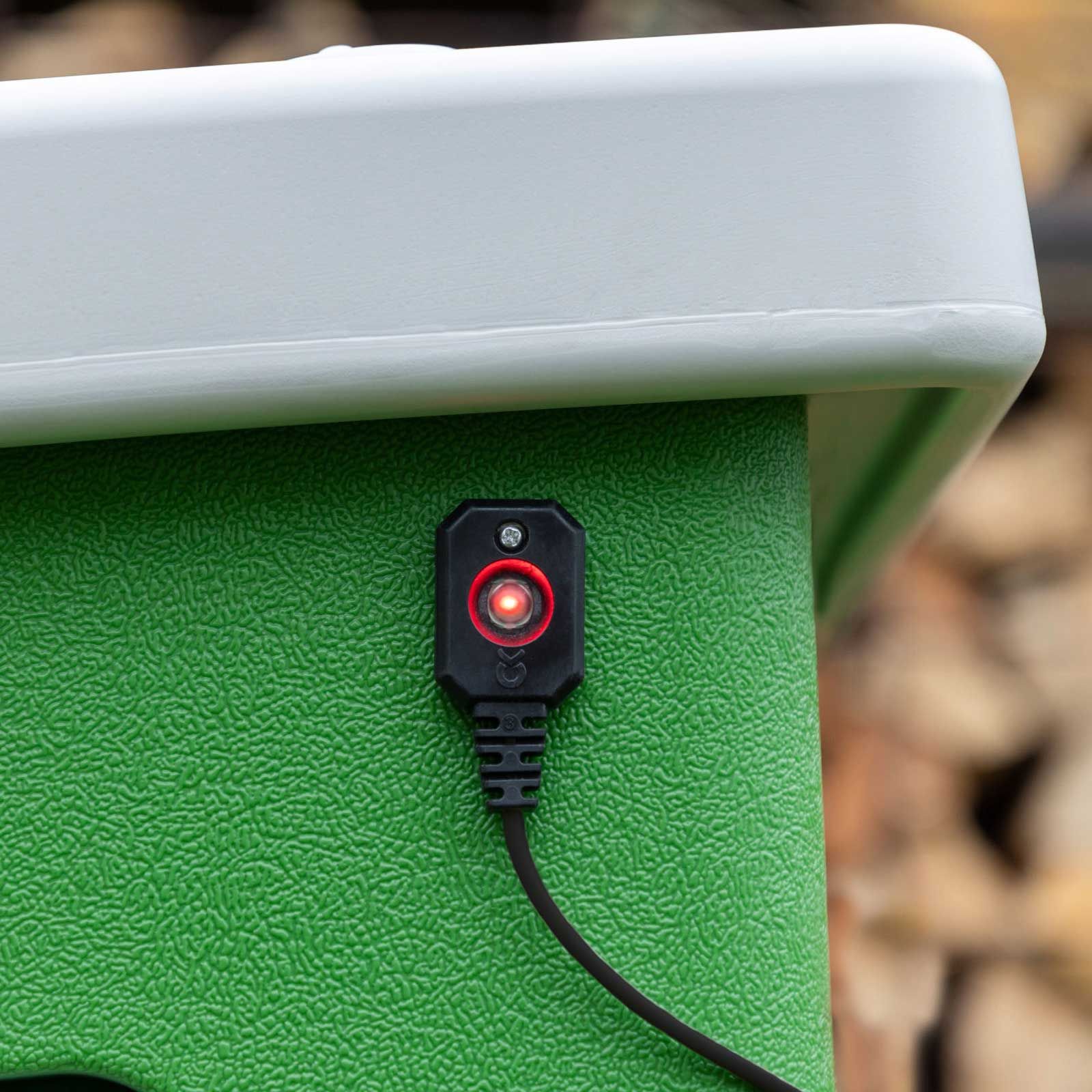 Kerbl SmartCoop Signalleuchte für Hühnerstall, mit 200 cm Kabel, im Einsatz