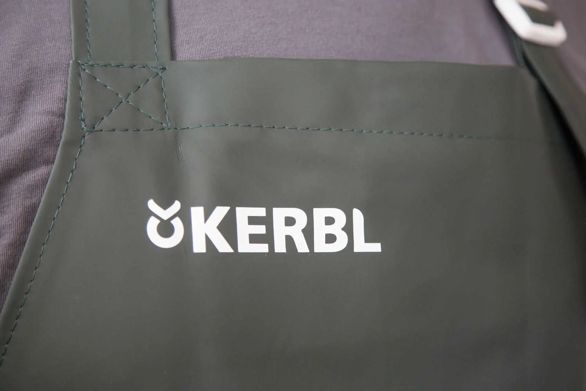 Kerbl Șorț de muls Premium, impermeabil și rezistent, detaliu, logo