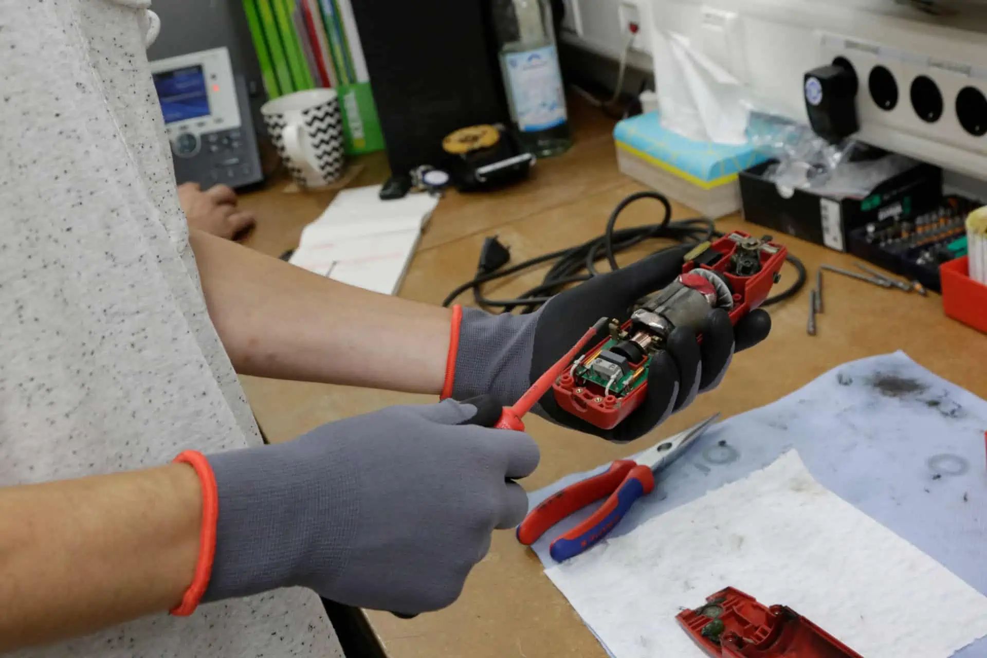 Kerbl Premium Basic Work Glove, Nitrile Foam, Oil & Water Repellent, in use
