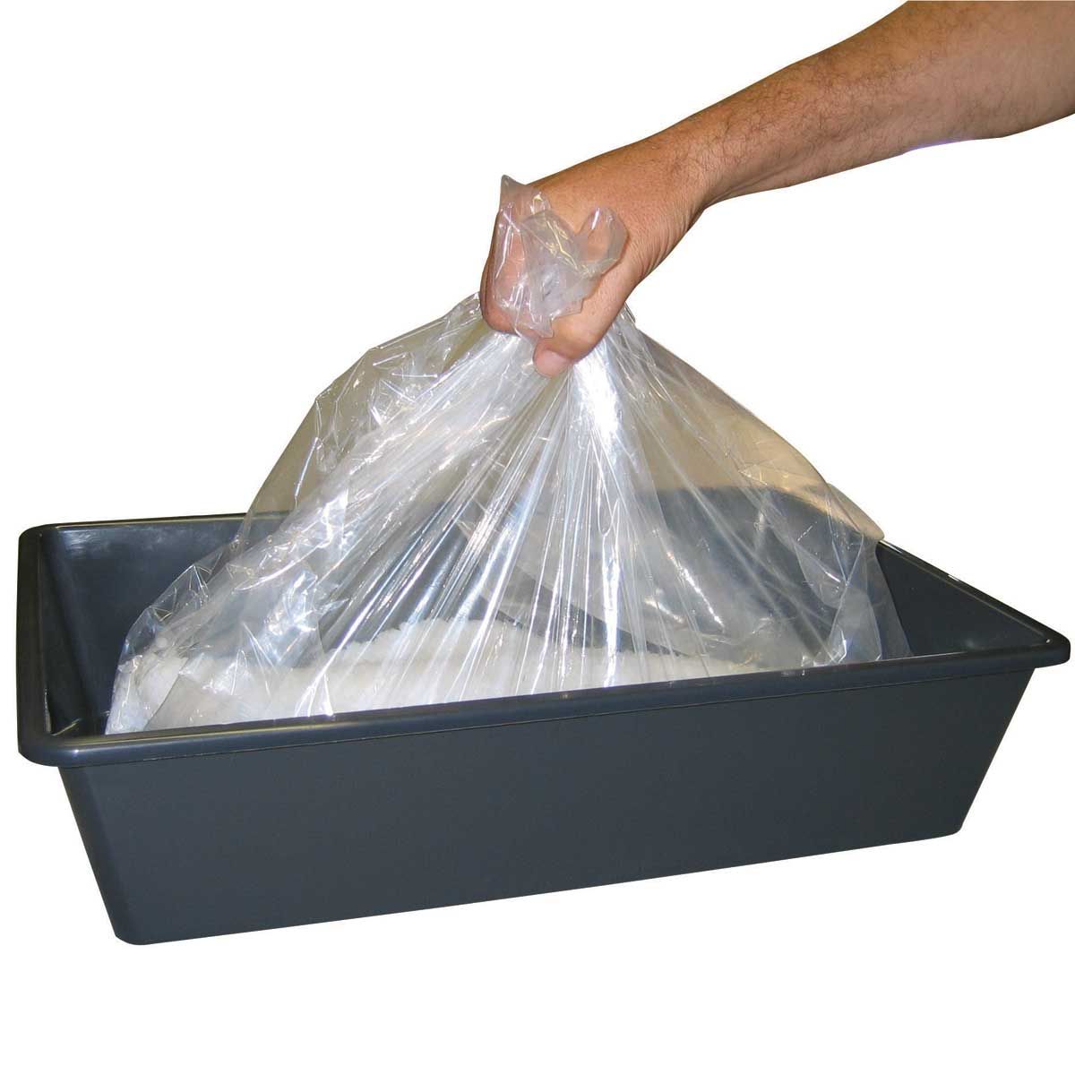 Kerbl Katzentoilettenbeutel XL, 10er-Pack bis 59x46 cm, im Einsatz, in der Hand