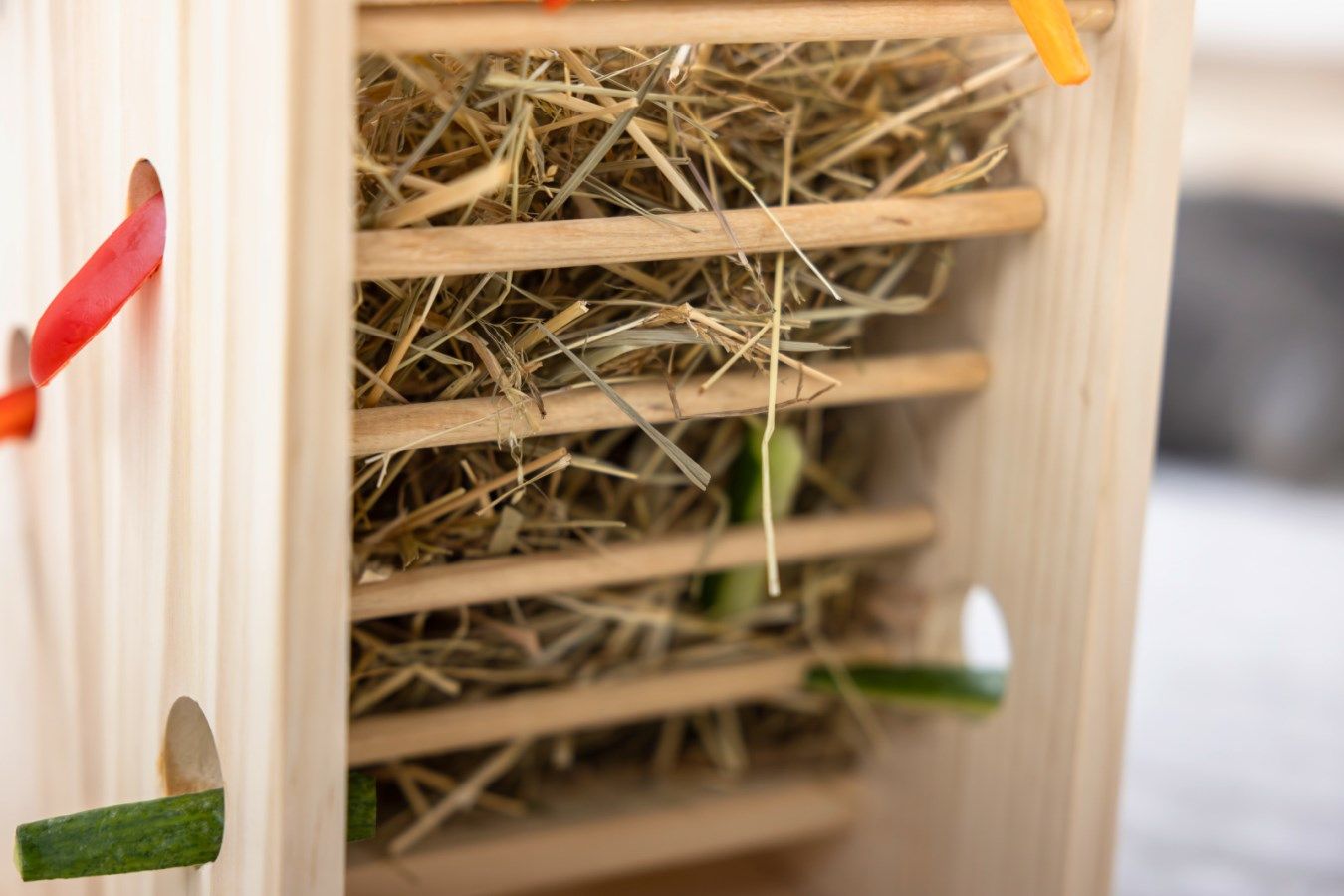 Heuturm & Gemüseturm für Nager aus Holz, Detailansicht