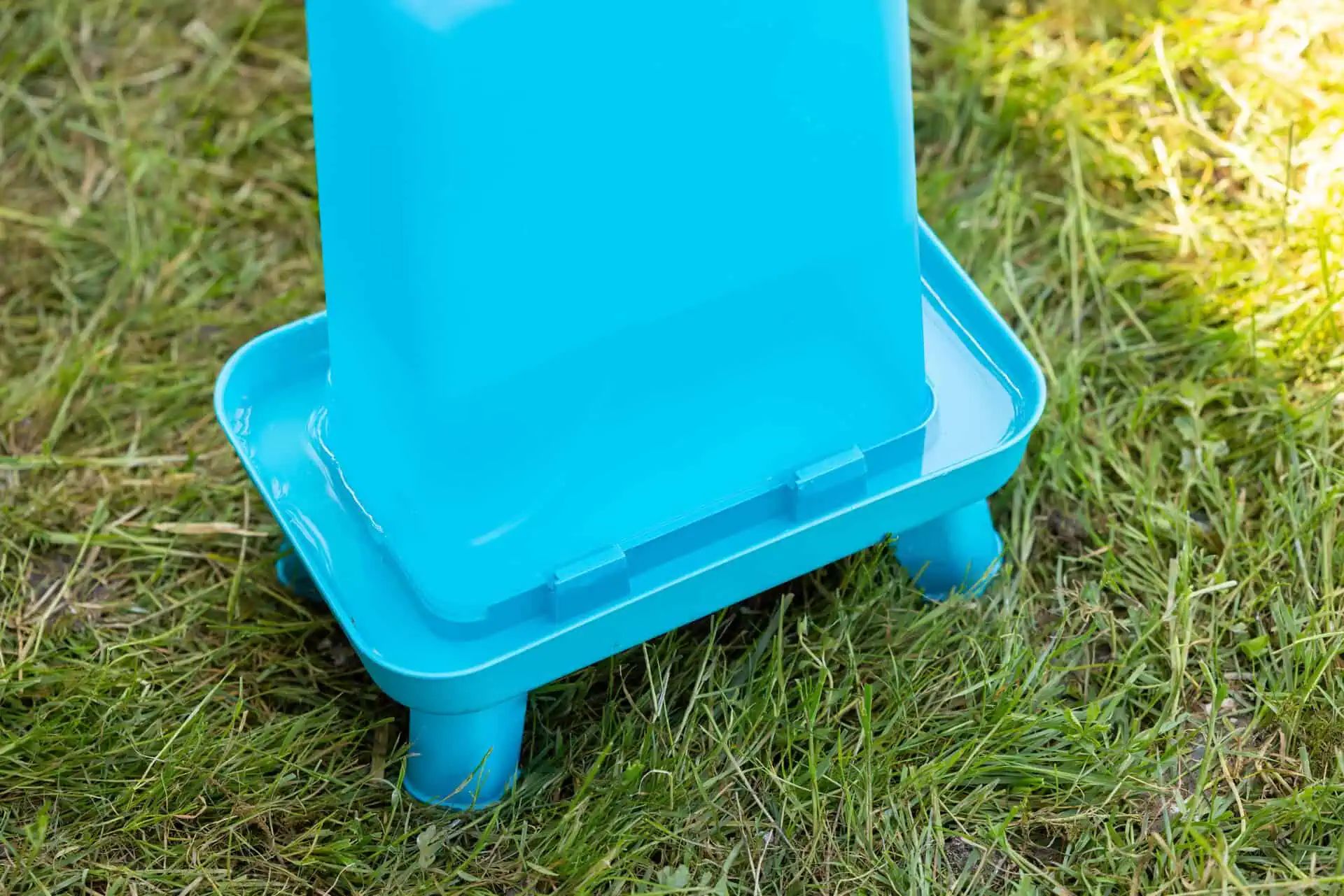 Kerbl Geflügeltränke mit Standfüßen, wetterfest, Kunststoff mit Messskala, 3,5 L