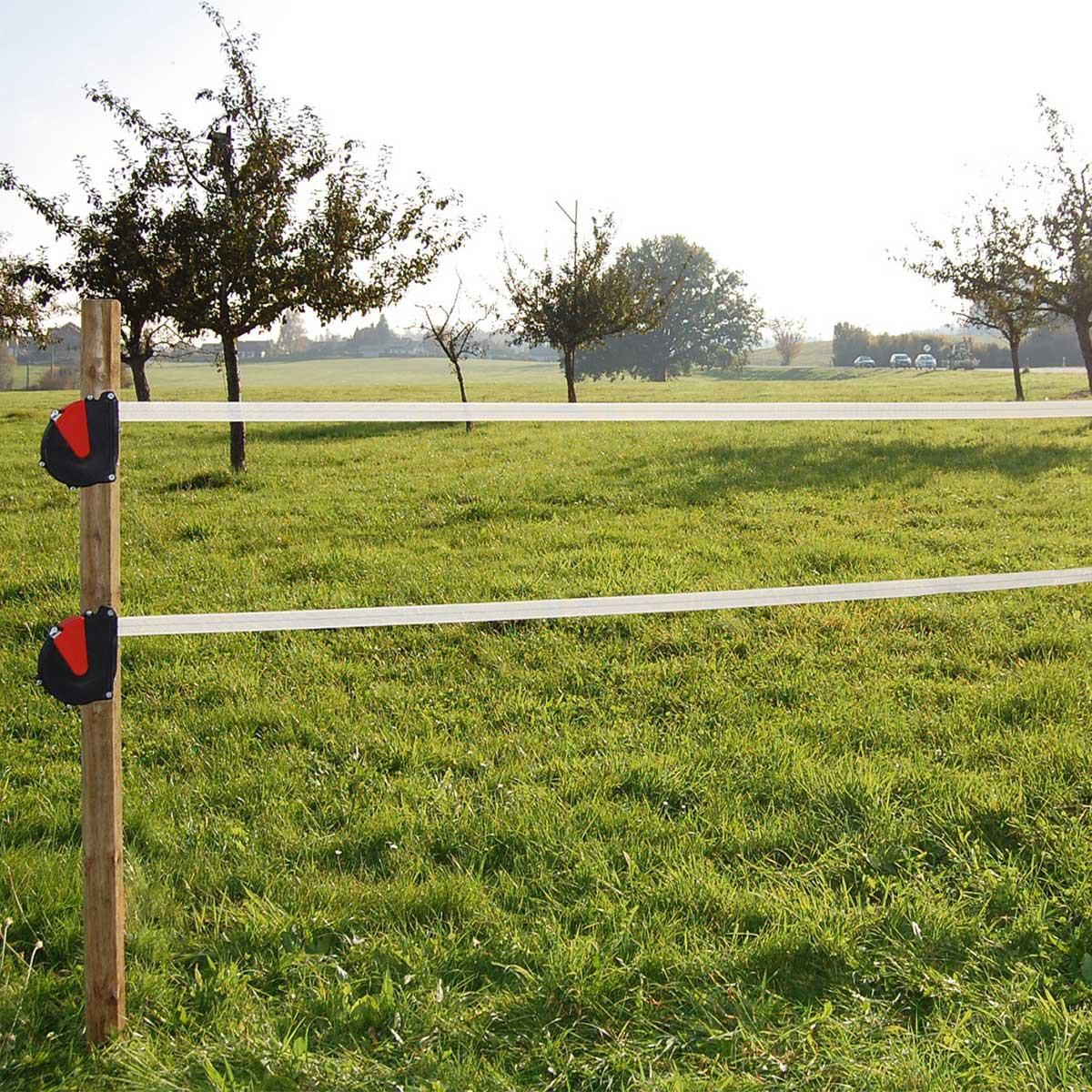 AKO Flexigate Torsystem Band 7,5 m, durchgehender elektrischer Kontakt, im Einsatz, auf der Weide