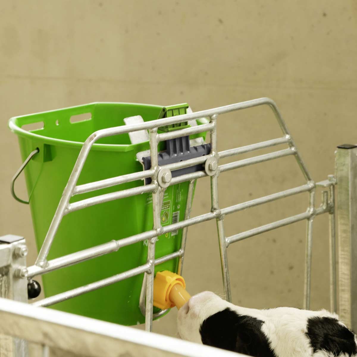 Kerbl Auswurfsicherung Bucket Guard nachrüstbar, 3 Stück, im Einsatz, im Stall