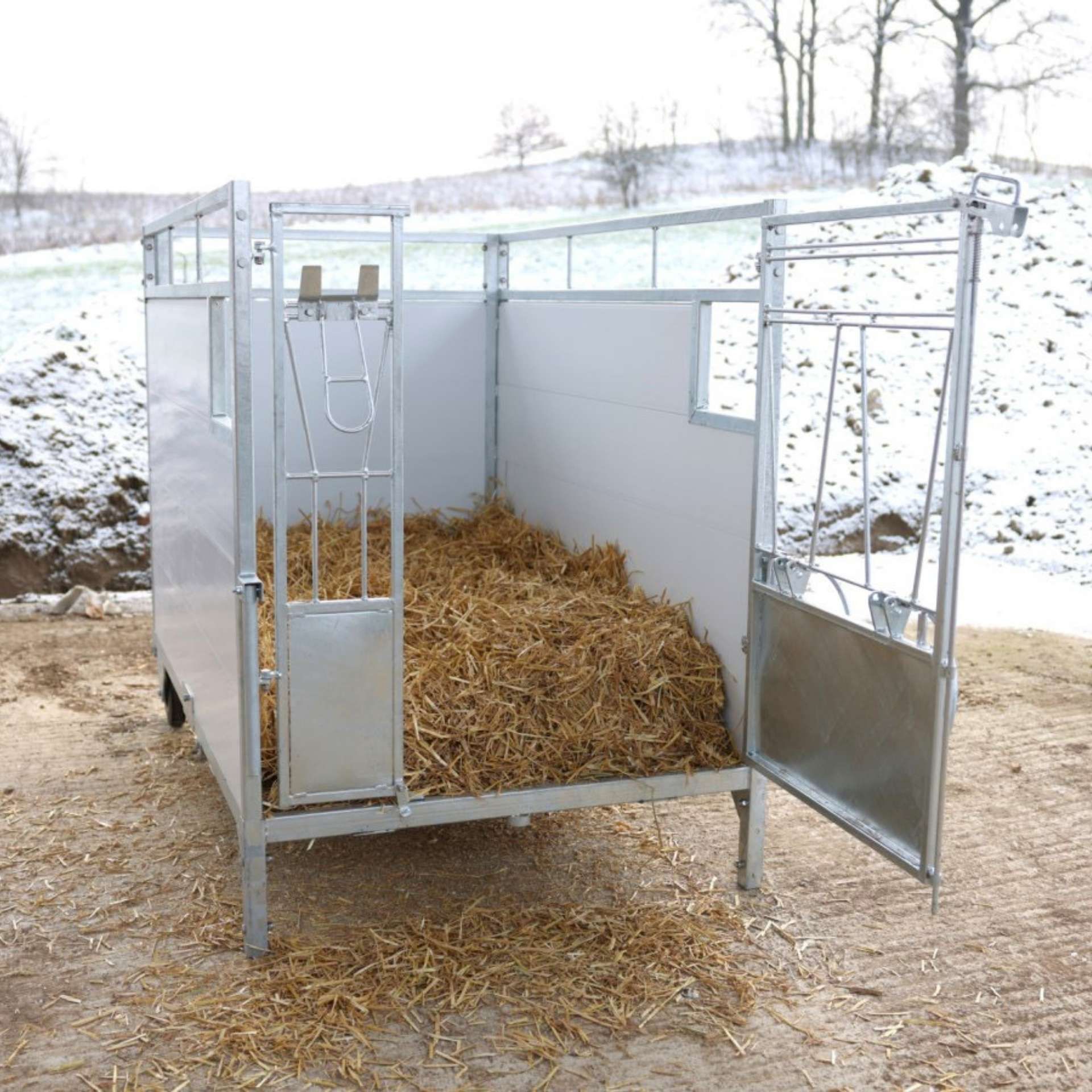 Kerbl Kälberbox Premium mit schwenkbarem Boden, feuerverzinkter Rahmen, Anwendungsbeispiel