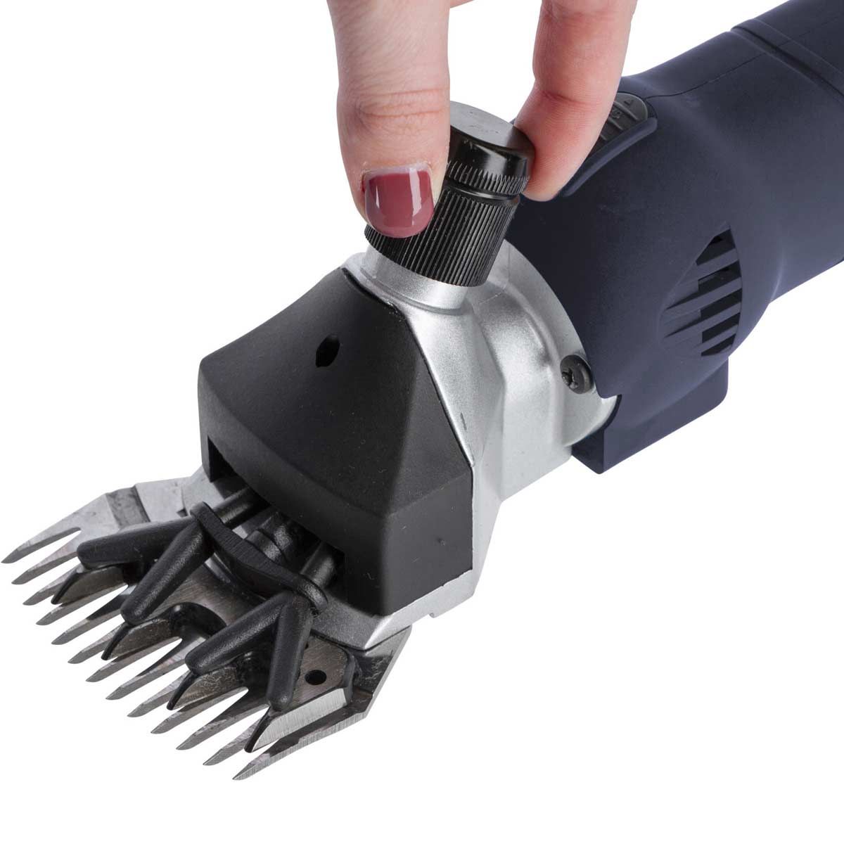 Kerbl FarmClipper Akku2 Schafschermaschine mit 2 Akkus, Detailansicht, in der Hand