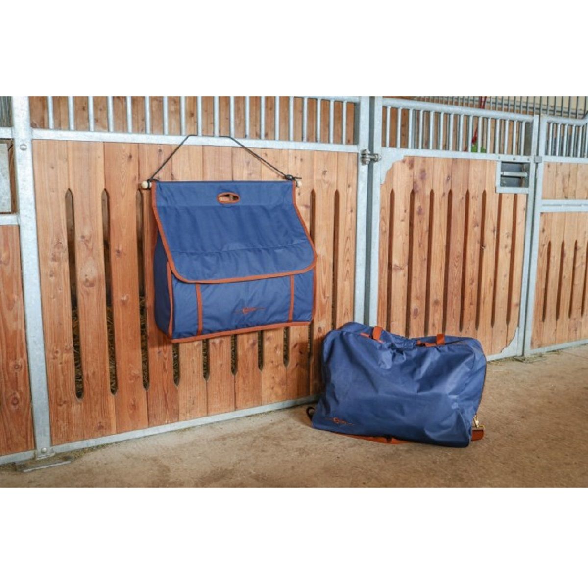 Covalliero Deckentasche Pferd Milano, wasserabweisend, für bis zu 5 Decken, Anwendungsbeispiel, im Stall