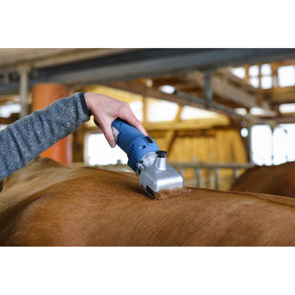 Clipster FarmClipper Akku2 sladdlös klippmaskin nötkreatur, 2x batteri, i användning