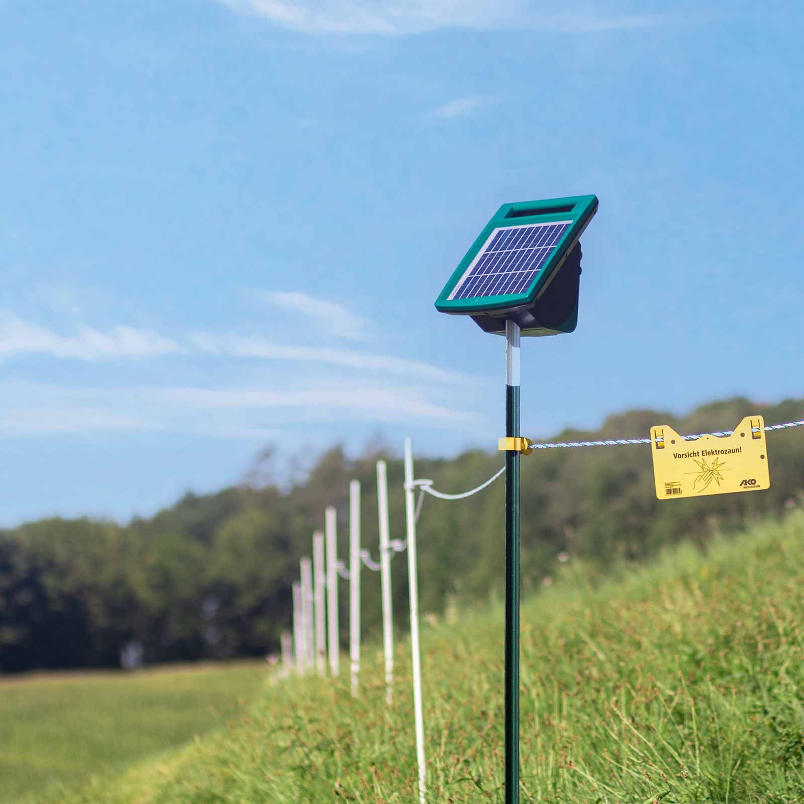 AKO Sun Power S 500 Elettrificatore Solare 8 Watt 12V, 0,75 Joule, in uso, al pascolo
